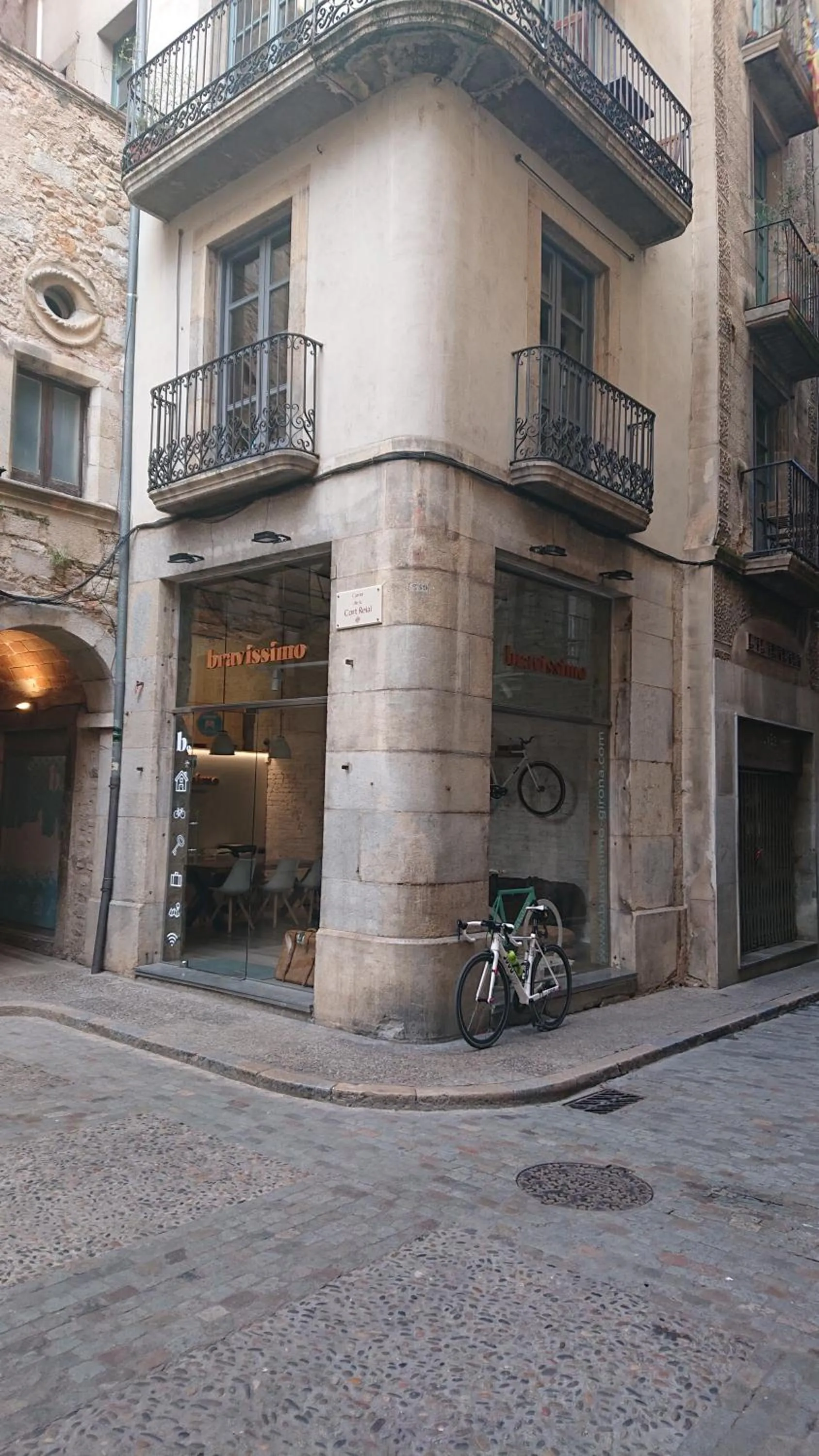 Property building in Bravissimo Cort Reial Entresol B