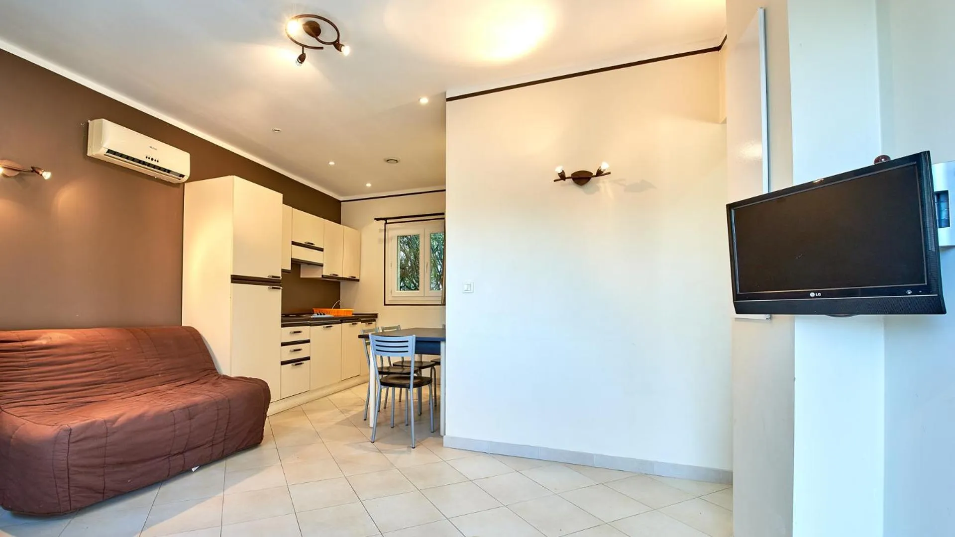 Communal lounge/ TV room in Vacancéole - Résidence Lisa Maria