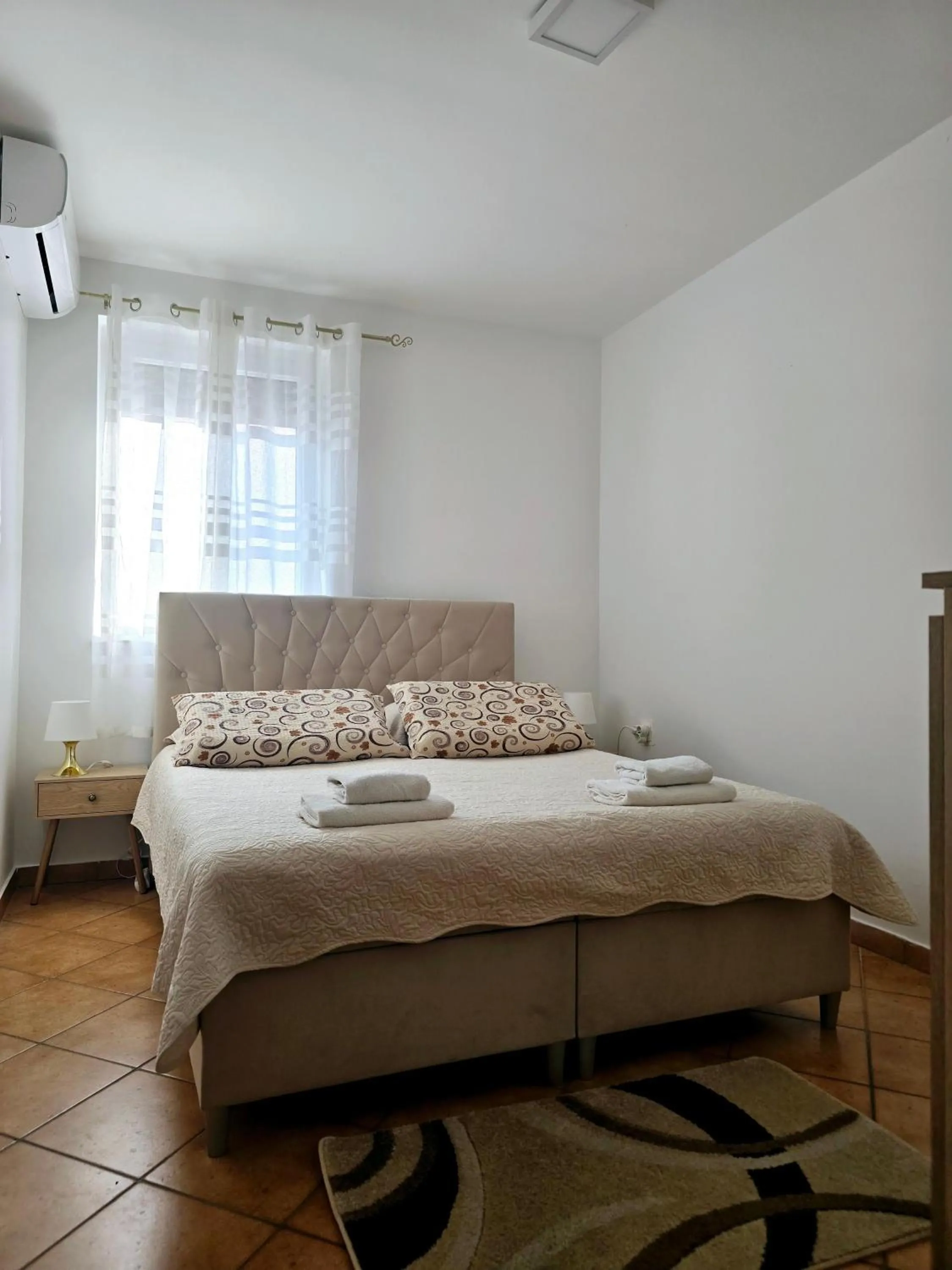 Bed in Apartments Vugica Šilo
