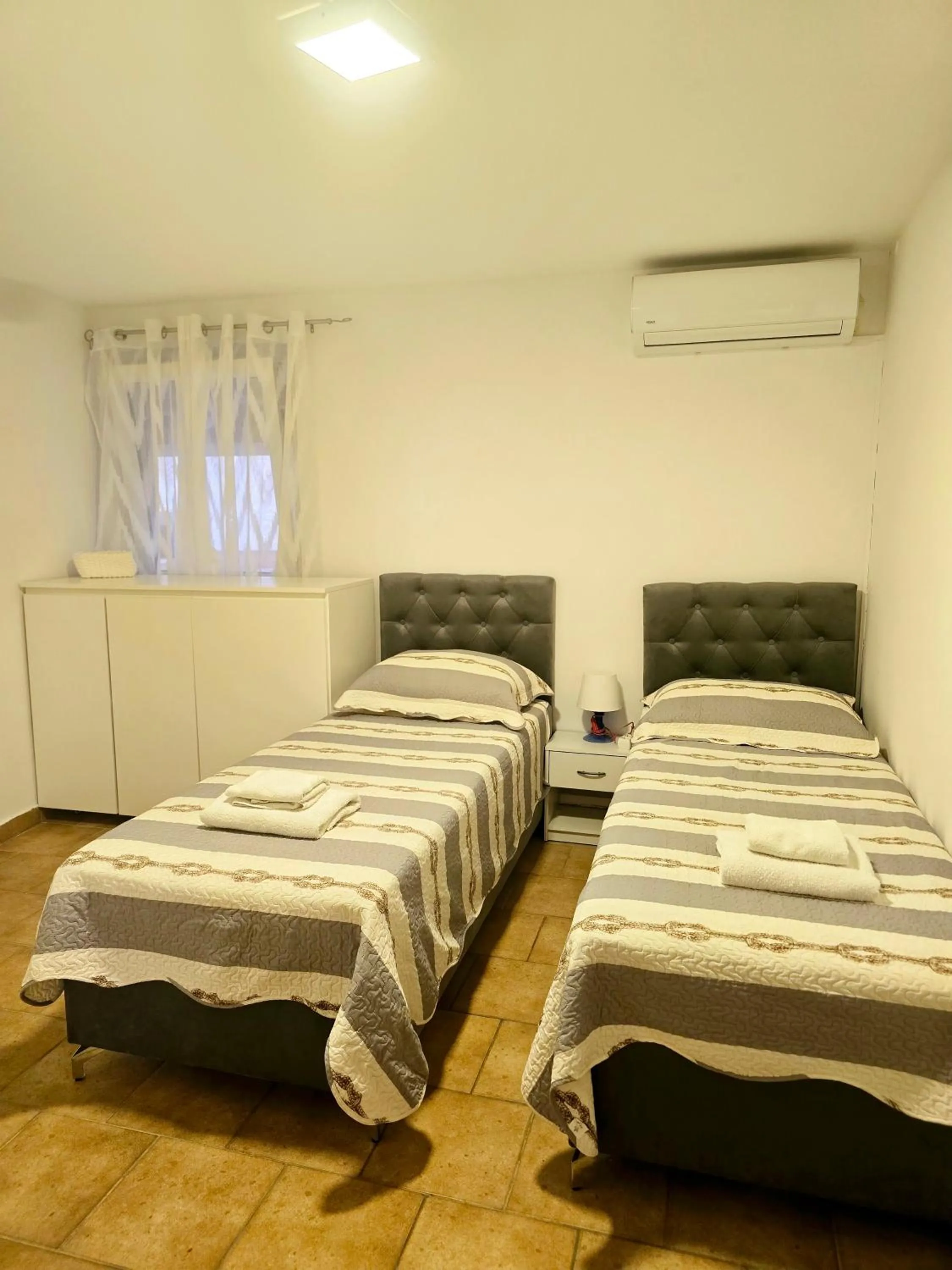 Bed in Apartments Vugica Šilo
