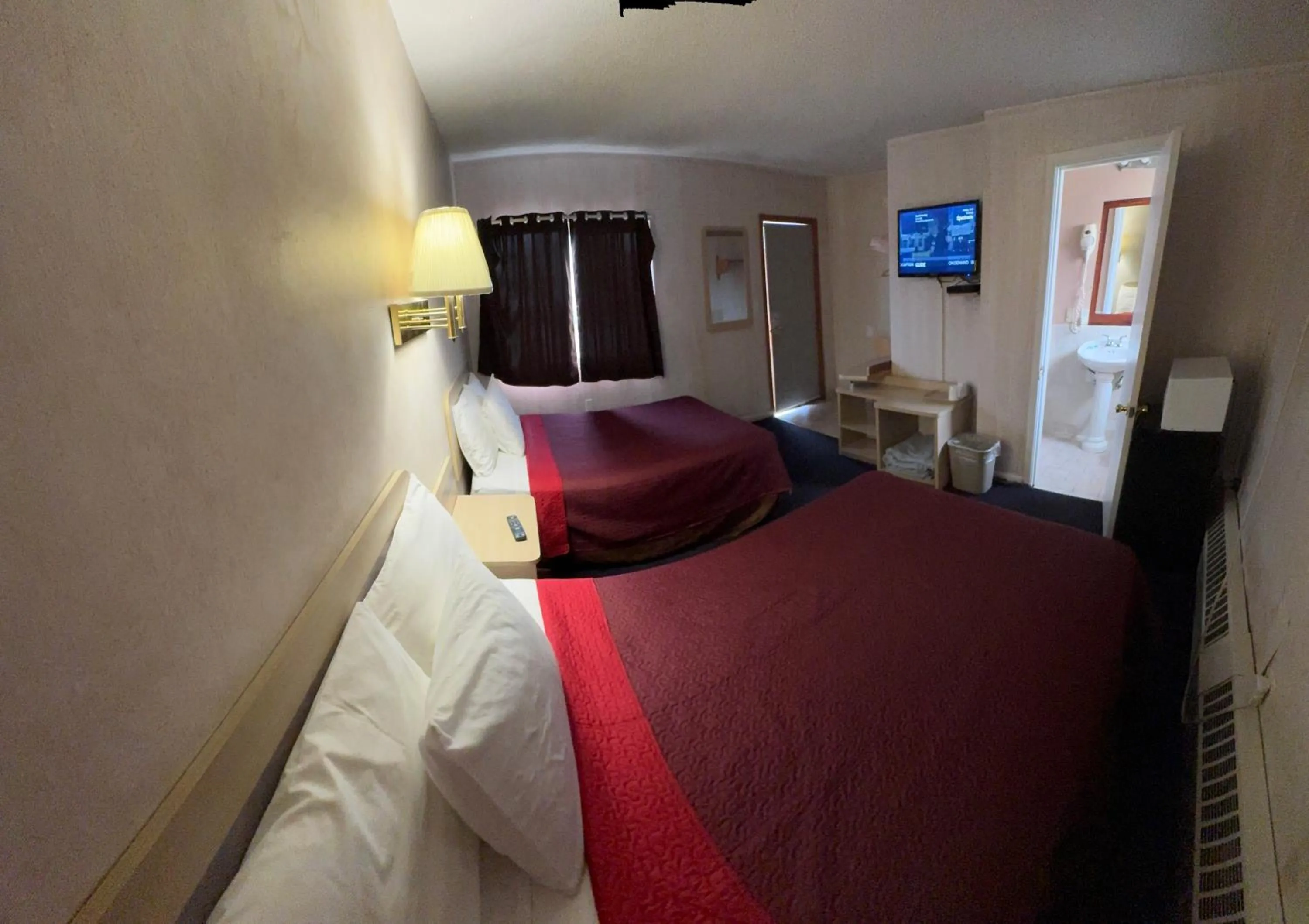 Photo of the whole room, Bed in Sands Motel Niagara Falls