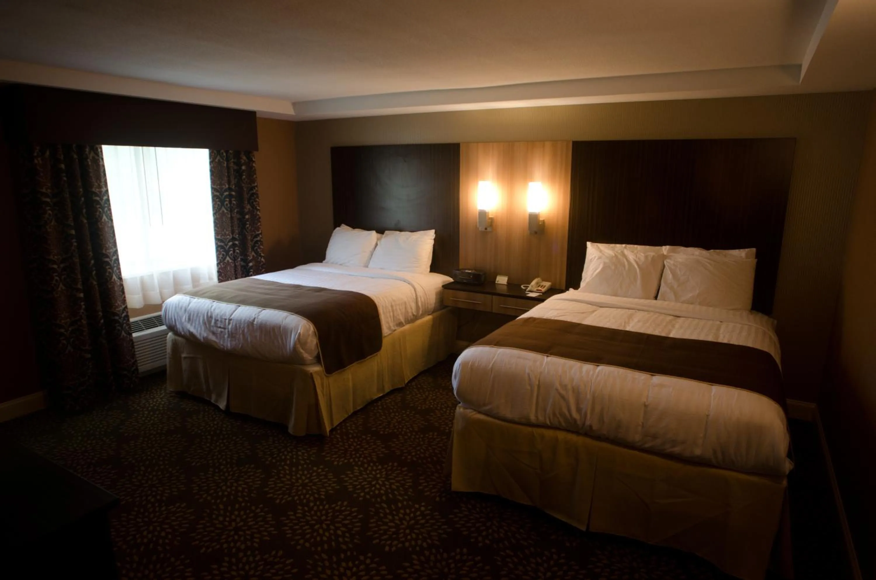 Bed in Aashram Hotel by Niagara River