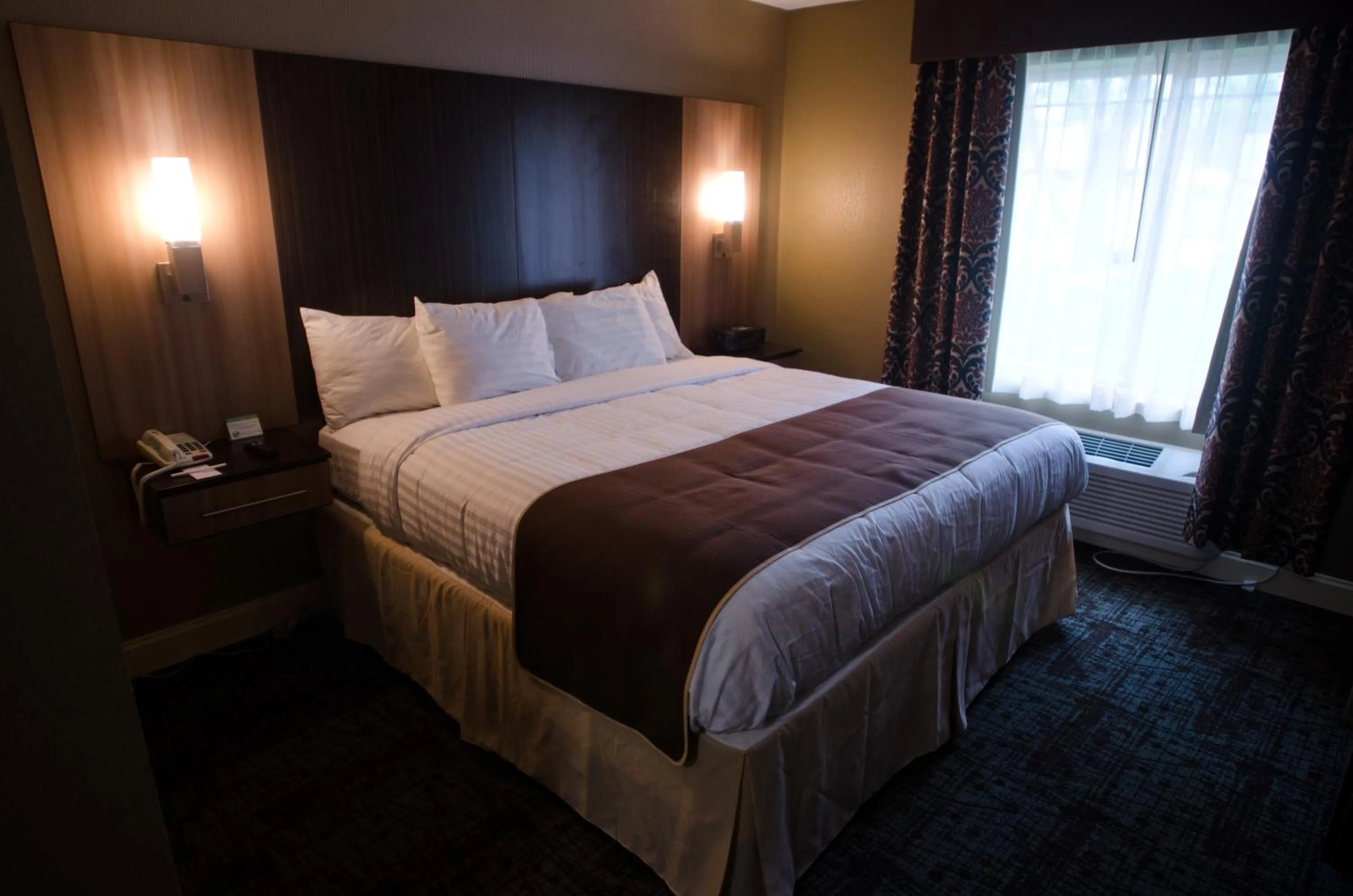 Bed in Aashram Hotel by Niagara River