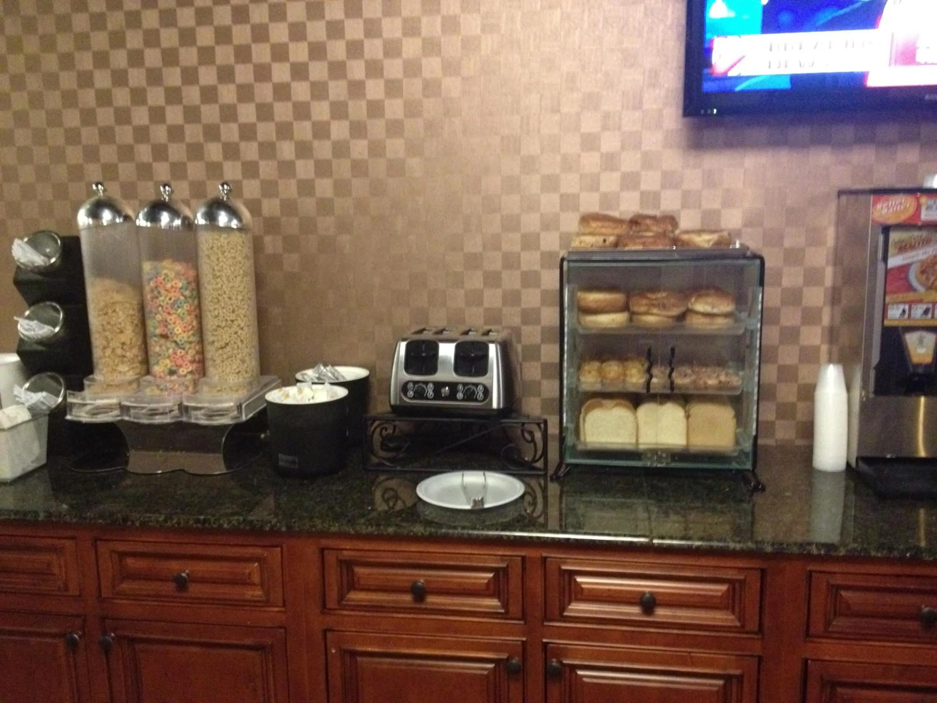 Restaurant/places to eat in Aashram Hotel by Niagara River