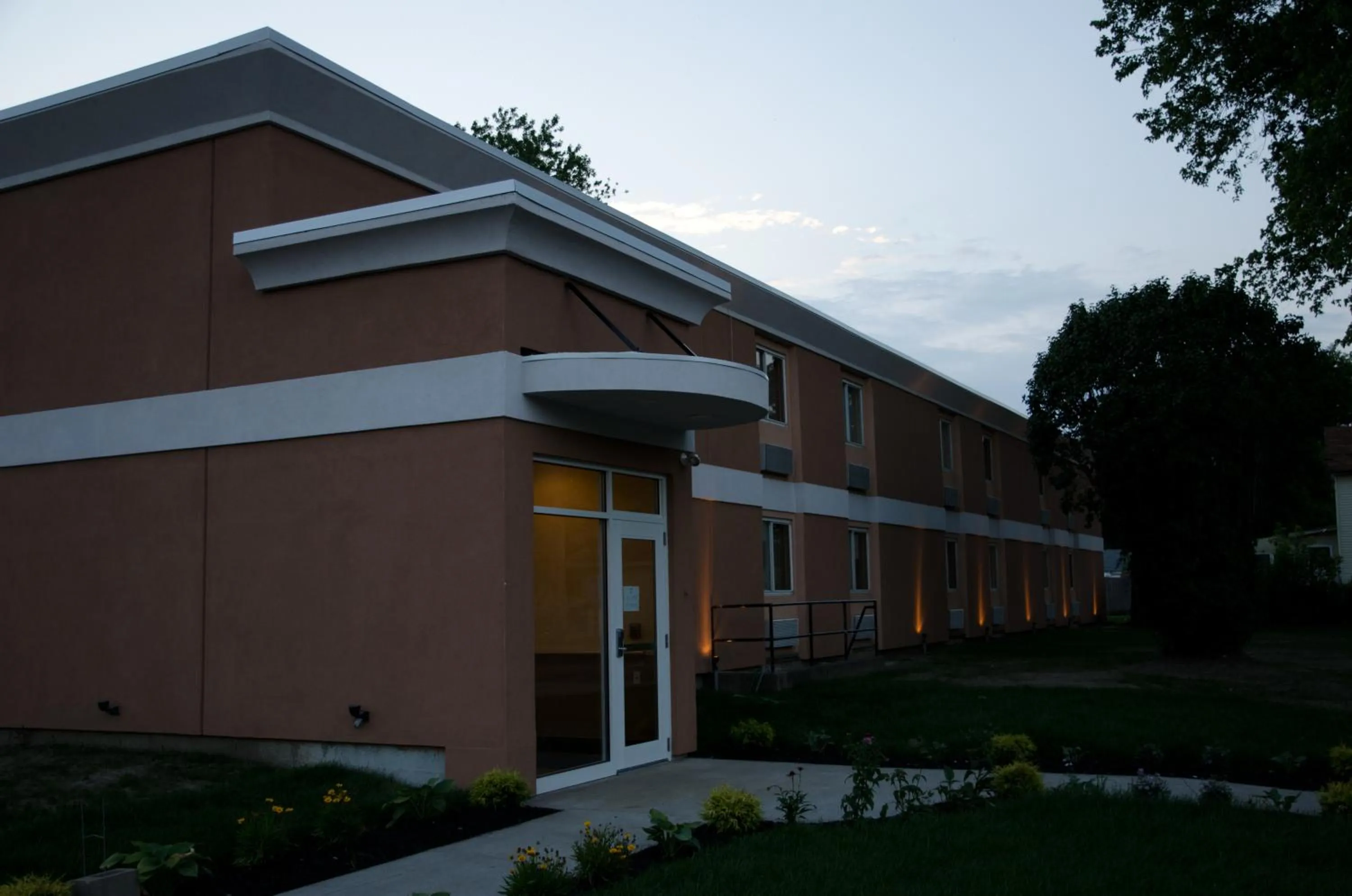 Facade/entrance in Aashram Hotel by Niagara River