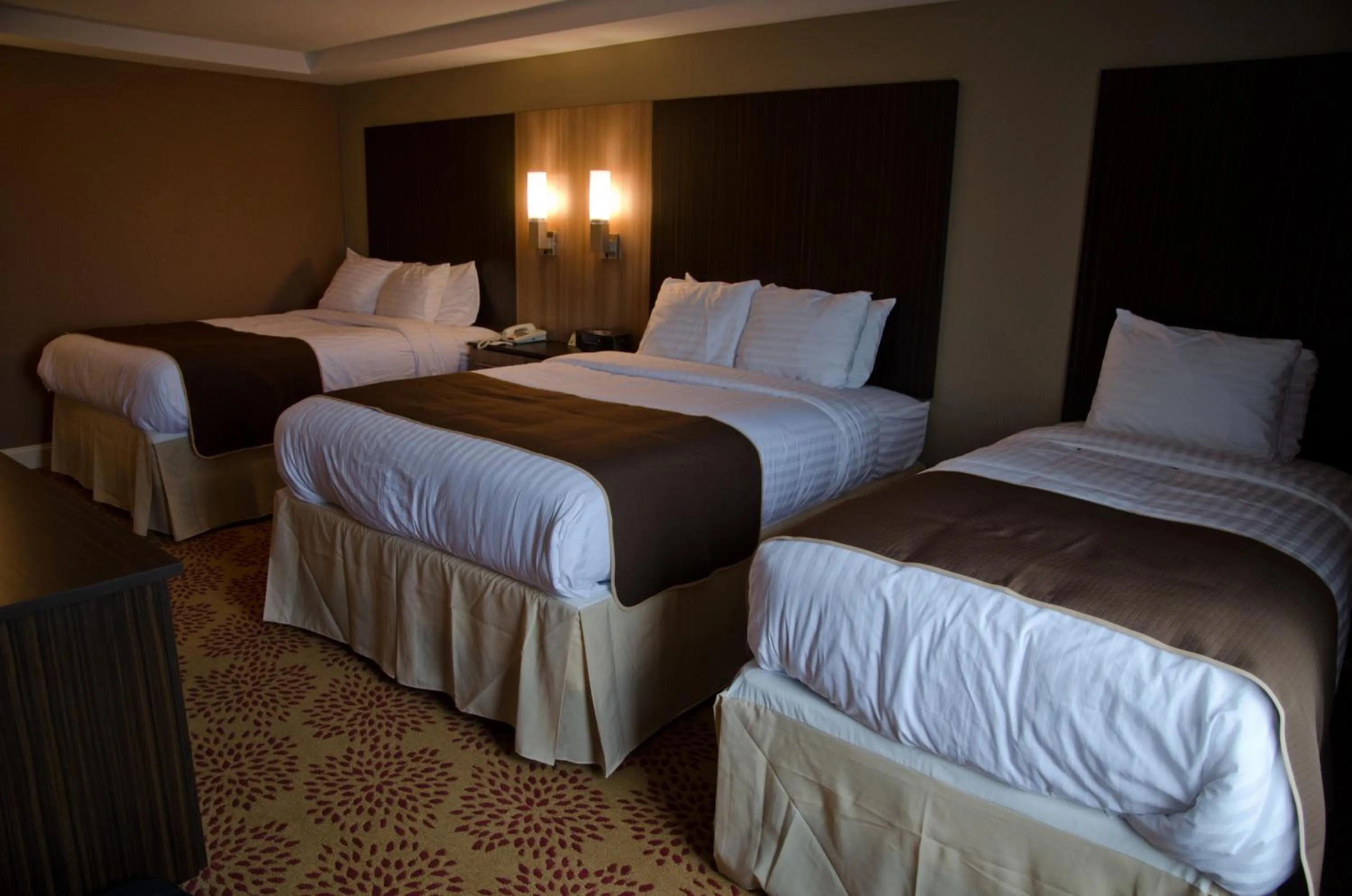 Bed in Aashram Hotel by Niagara River