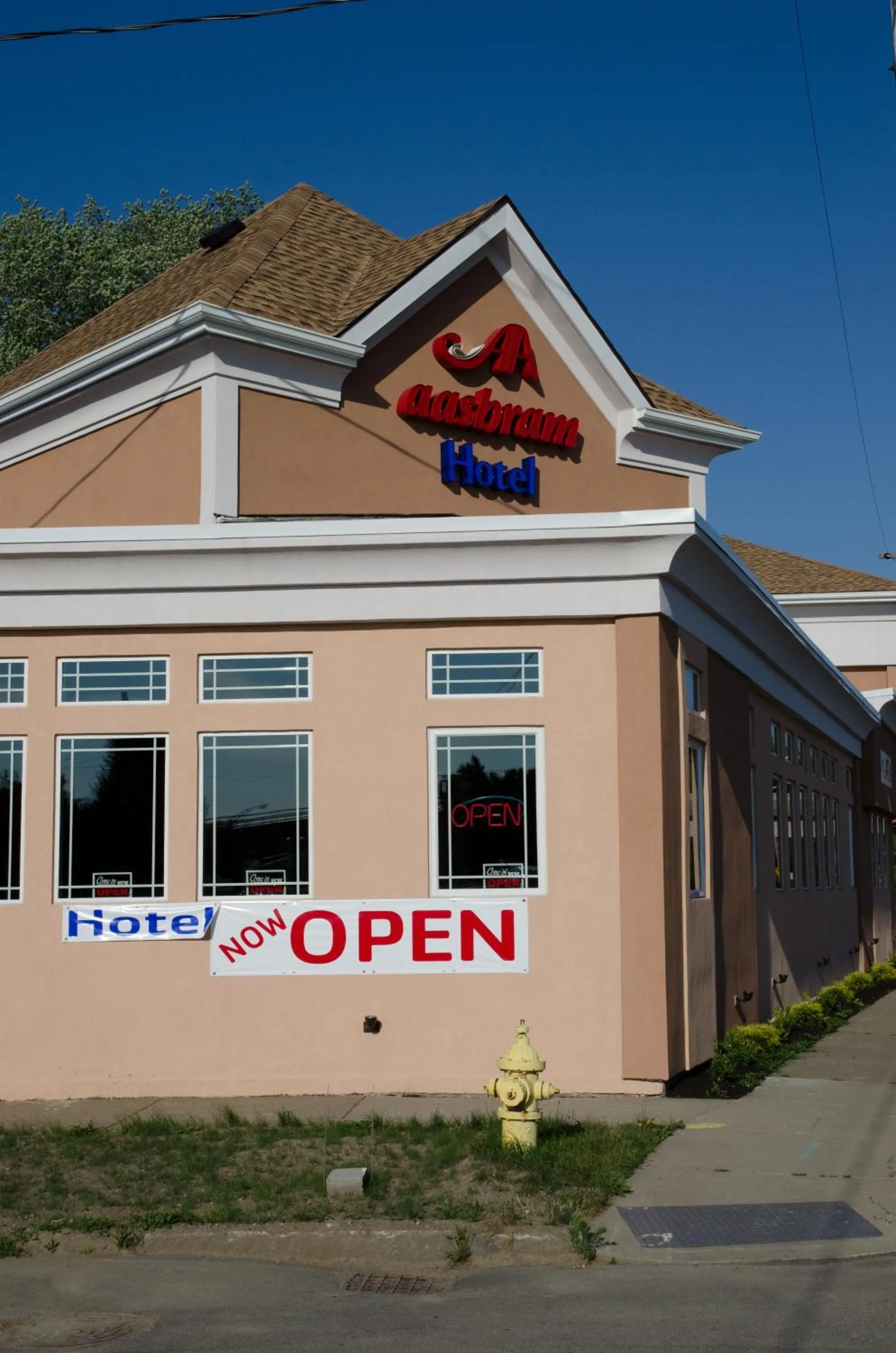Facade/entrance in Aashram Hotel by Niagara River