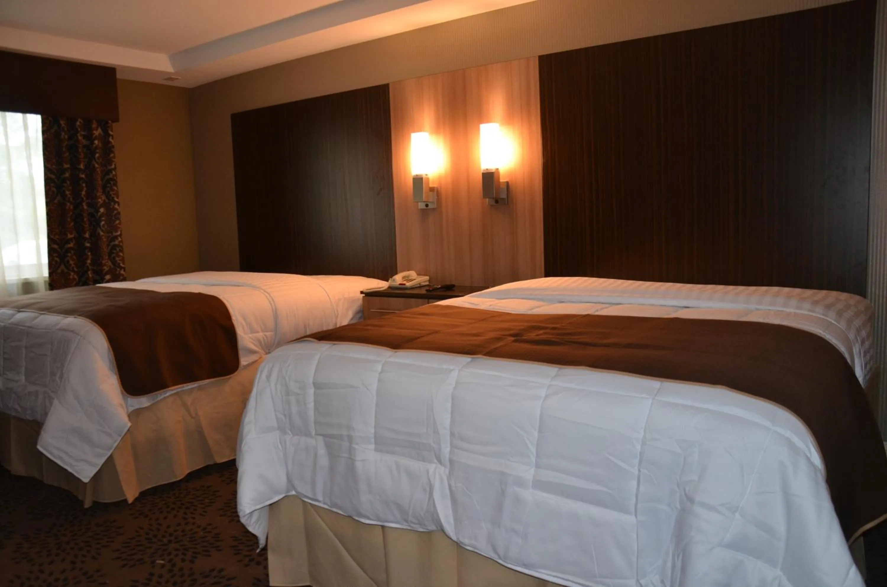 Bed in Aashram Hotel by Niagara River