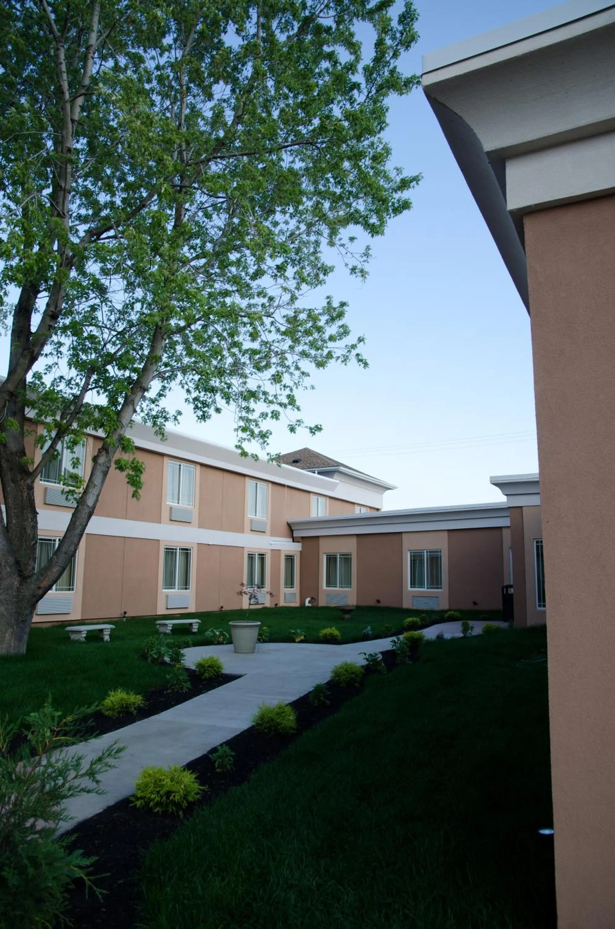 Facade/entrance in Aashram Hotel by Niagara River