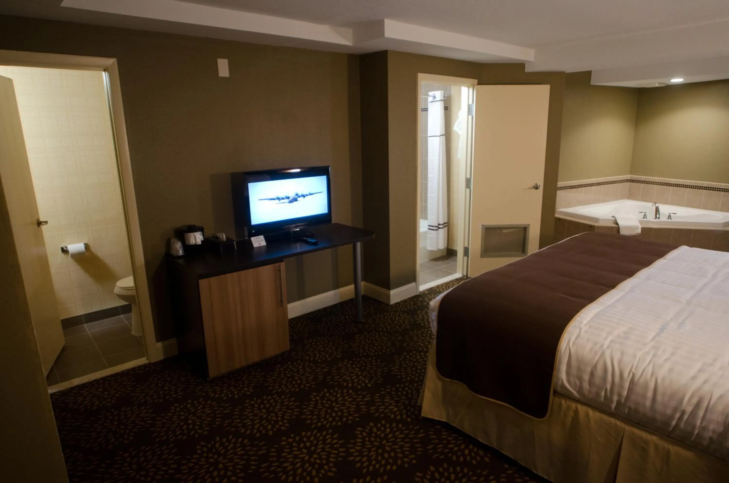 Photo of the whole room, Bed in Aashram Hotel by Niagara River