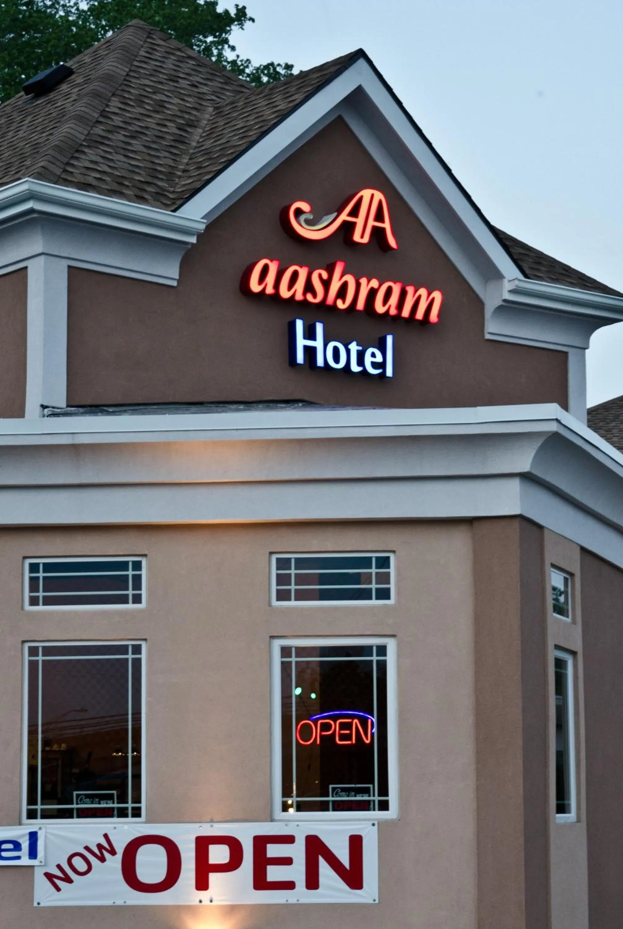 Facade/entrance in Aashram Hotel by Niagara River