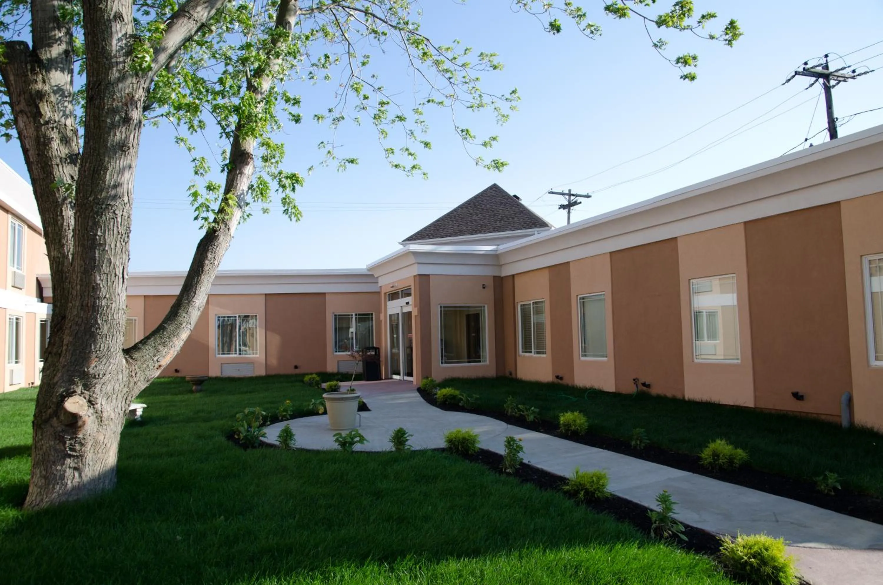 Facade/entrance in Aashram Hotel by Niagara River