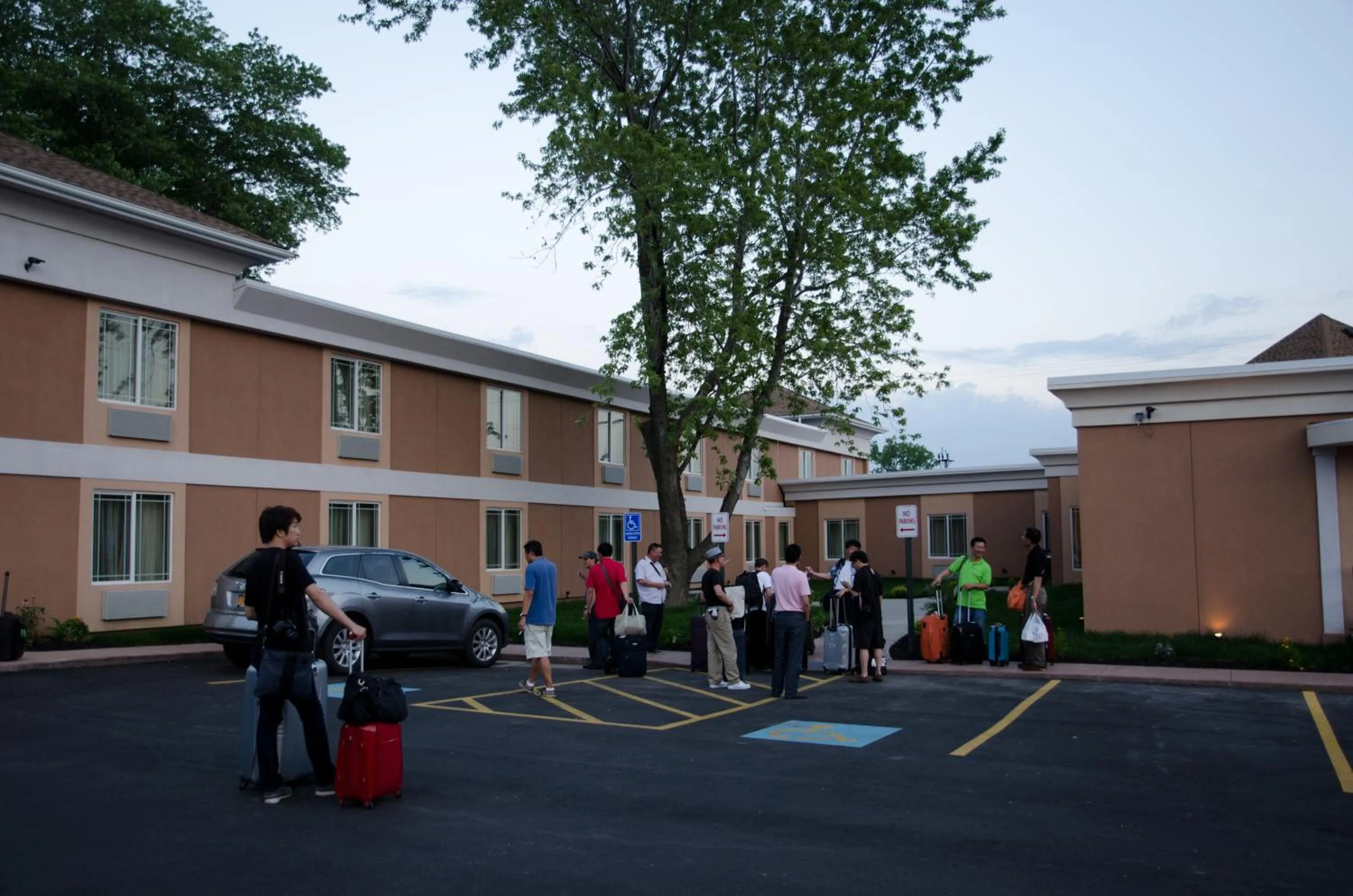 Facade/entrance in Aashram Hotel by Niagara River
