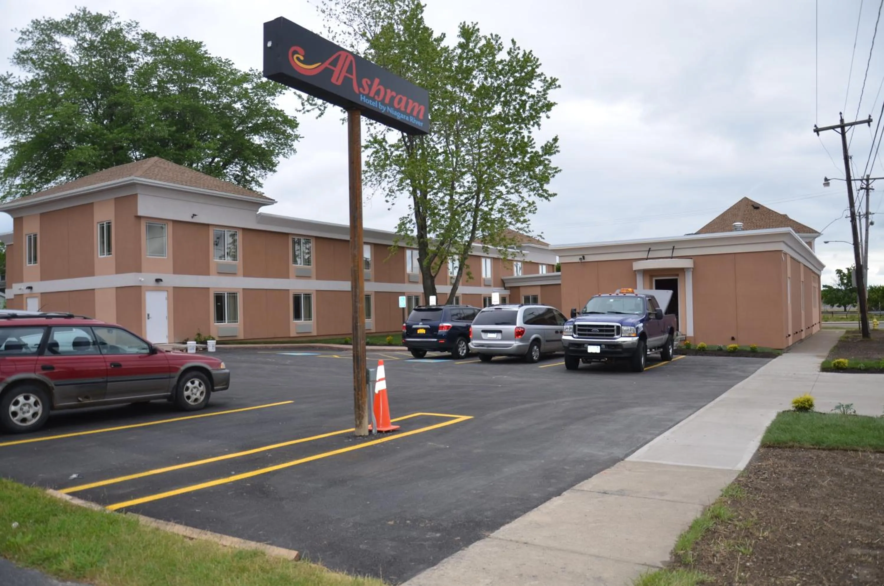 Facade/entrance in Aashram Hotel by Niagara River