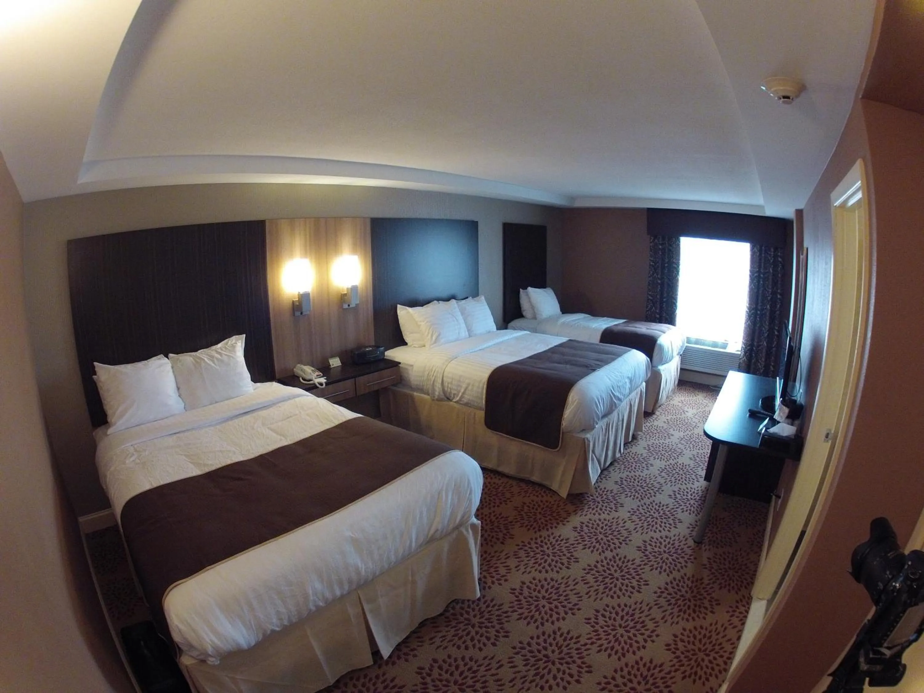 Bed in Aashram Hotel by Niagara River