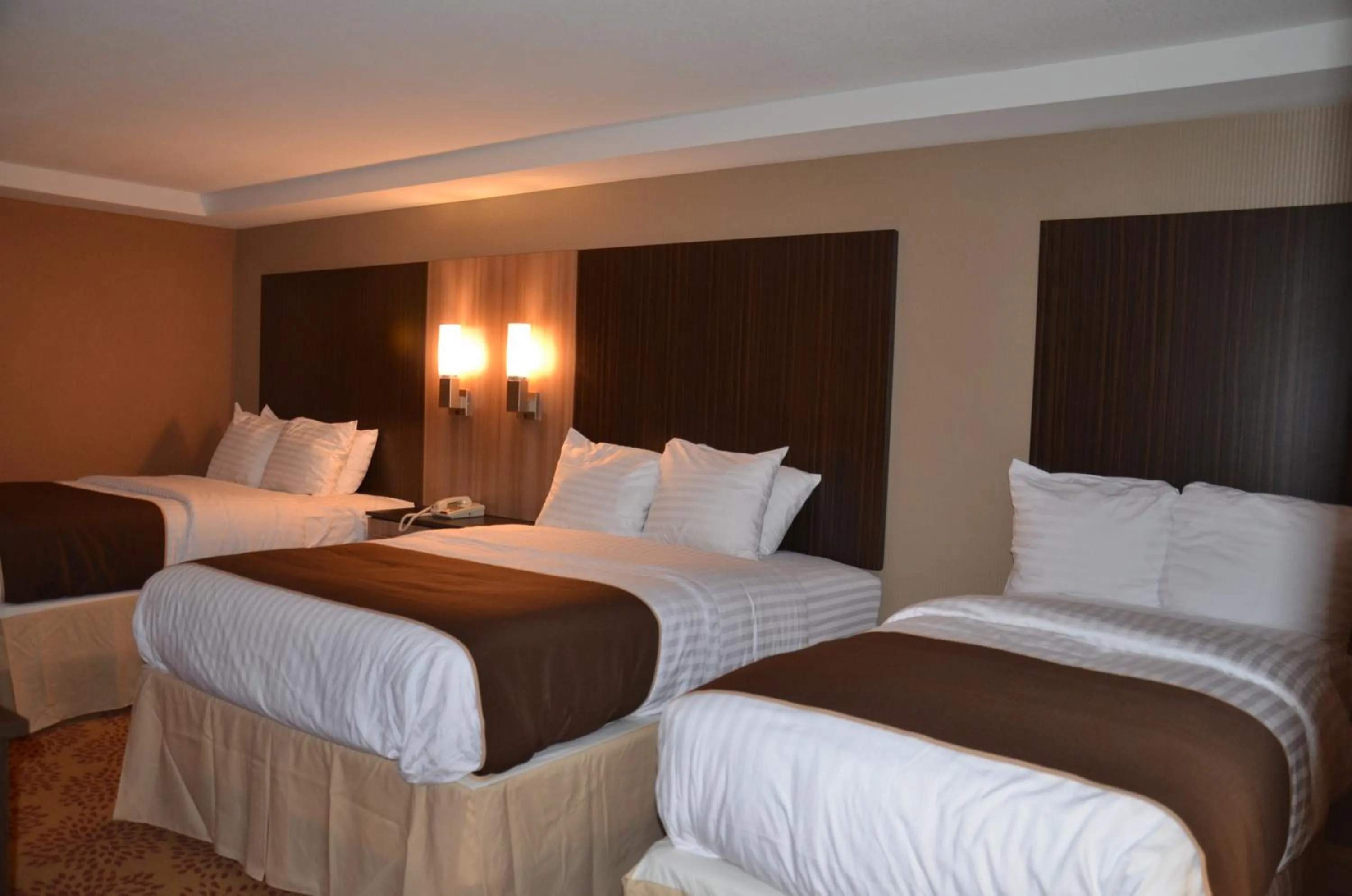 Bed in Aashram Hotel by Niagara River