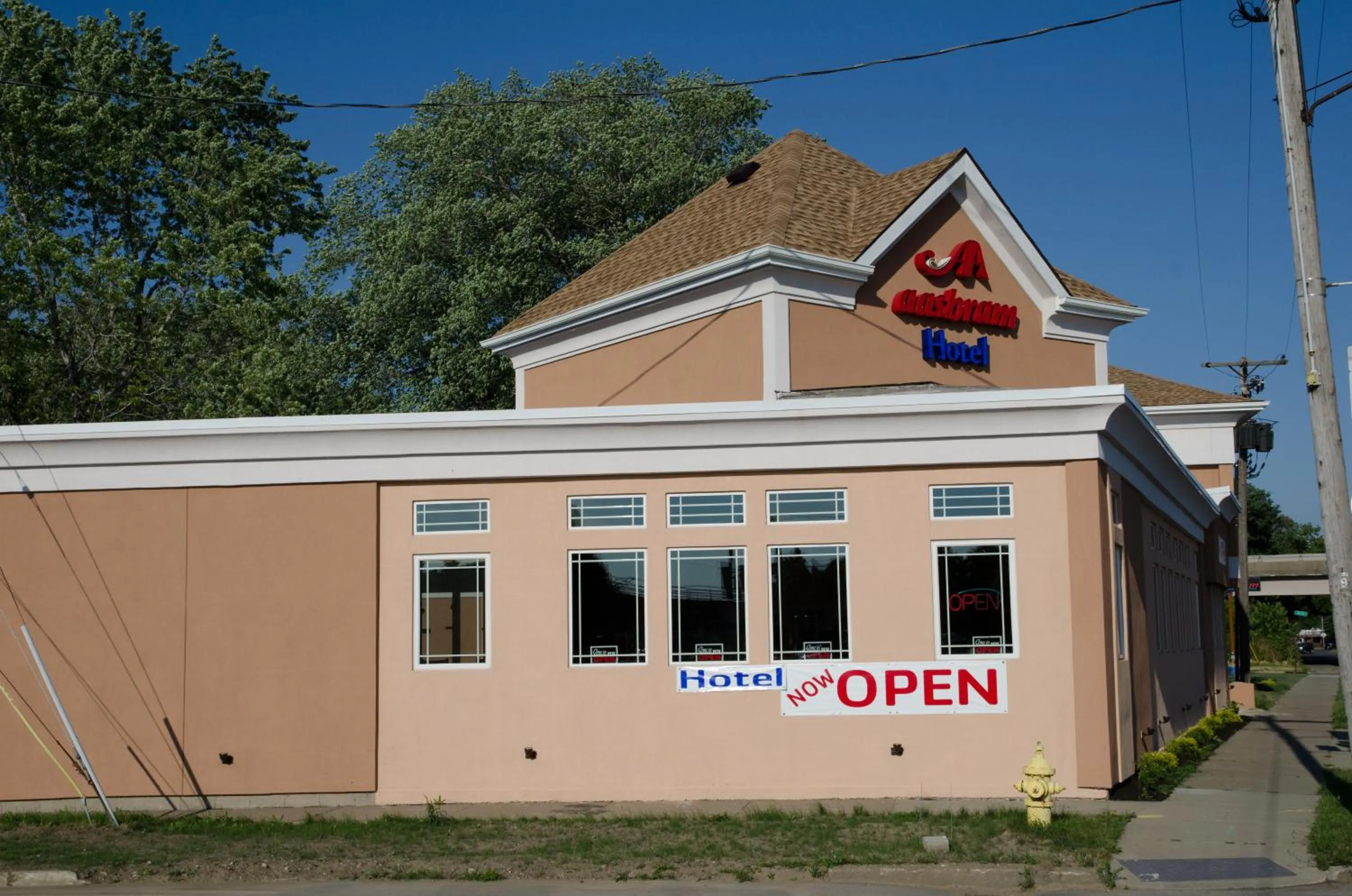 Facade/entrance in Aashram Hotel by Niagara River