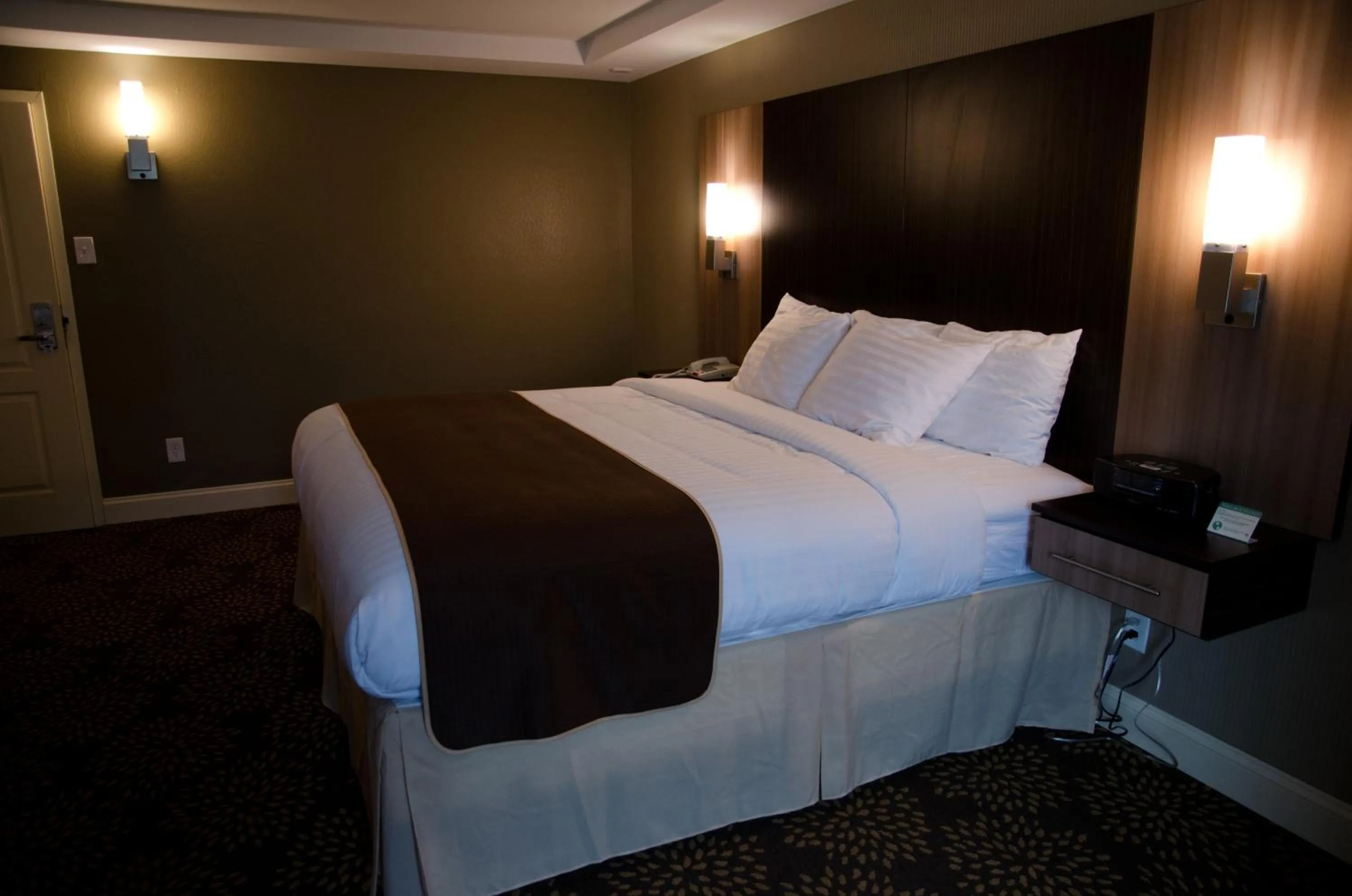 Bed in Aashram Hotel by Niagara River