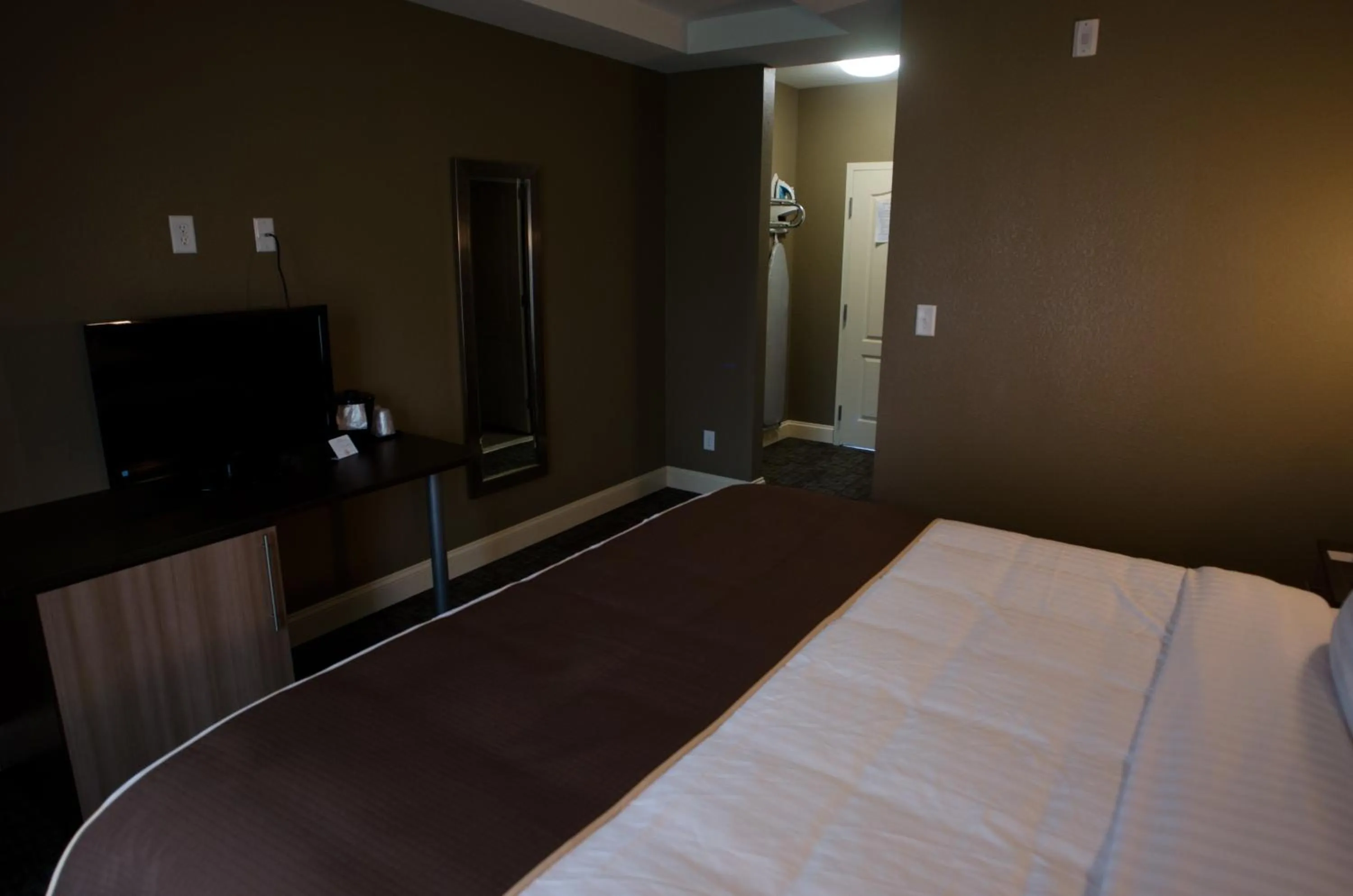 Bed in Aashram Hotel by Niagara River