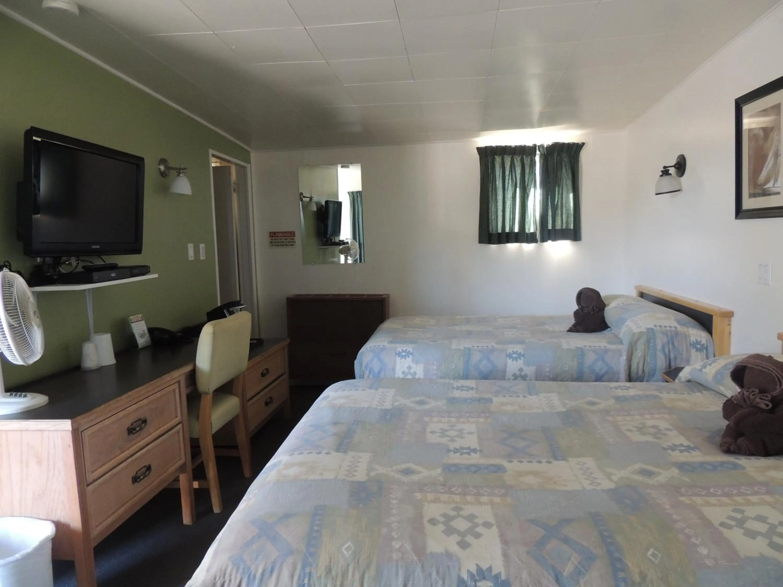 Photo of the whole room, Bed in 100 Mile Motel & RV Park