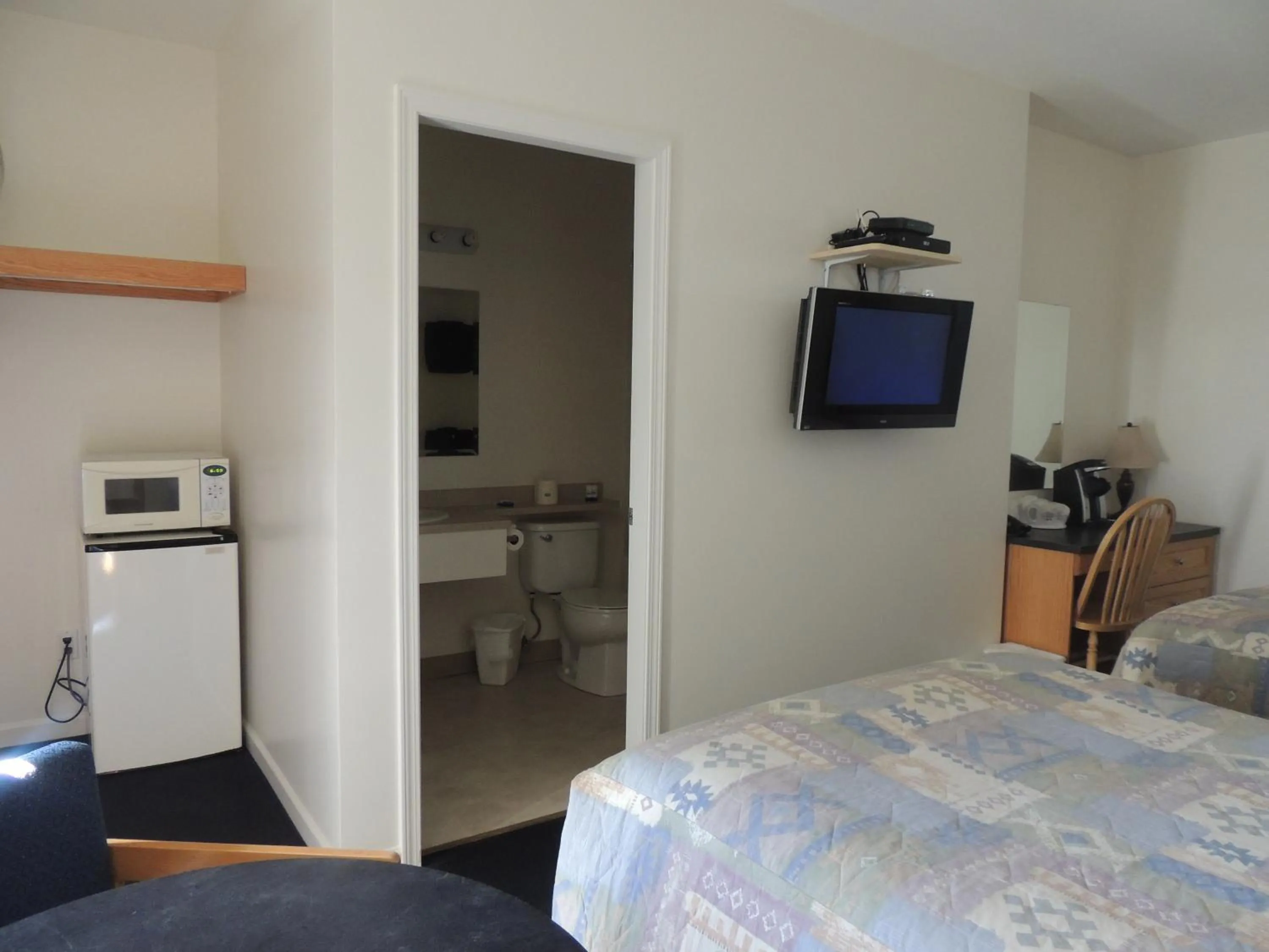 Photo of the whole room, Bed in 100 Mile Motel & RV Park