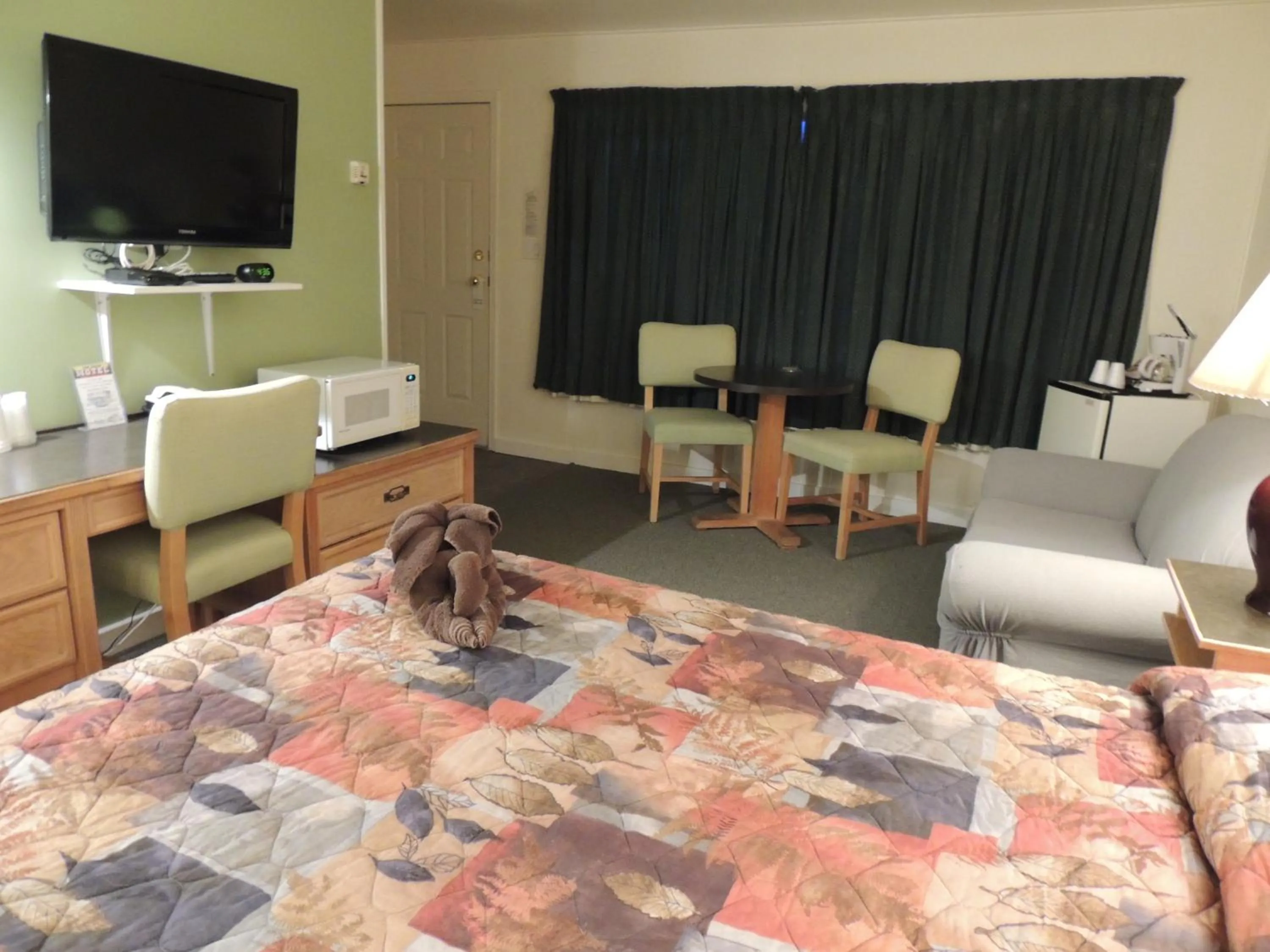 Bedroom, Bed in 100 Mile Motel & RV Park