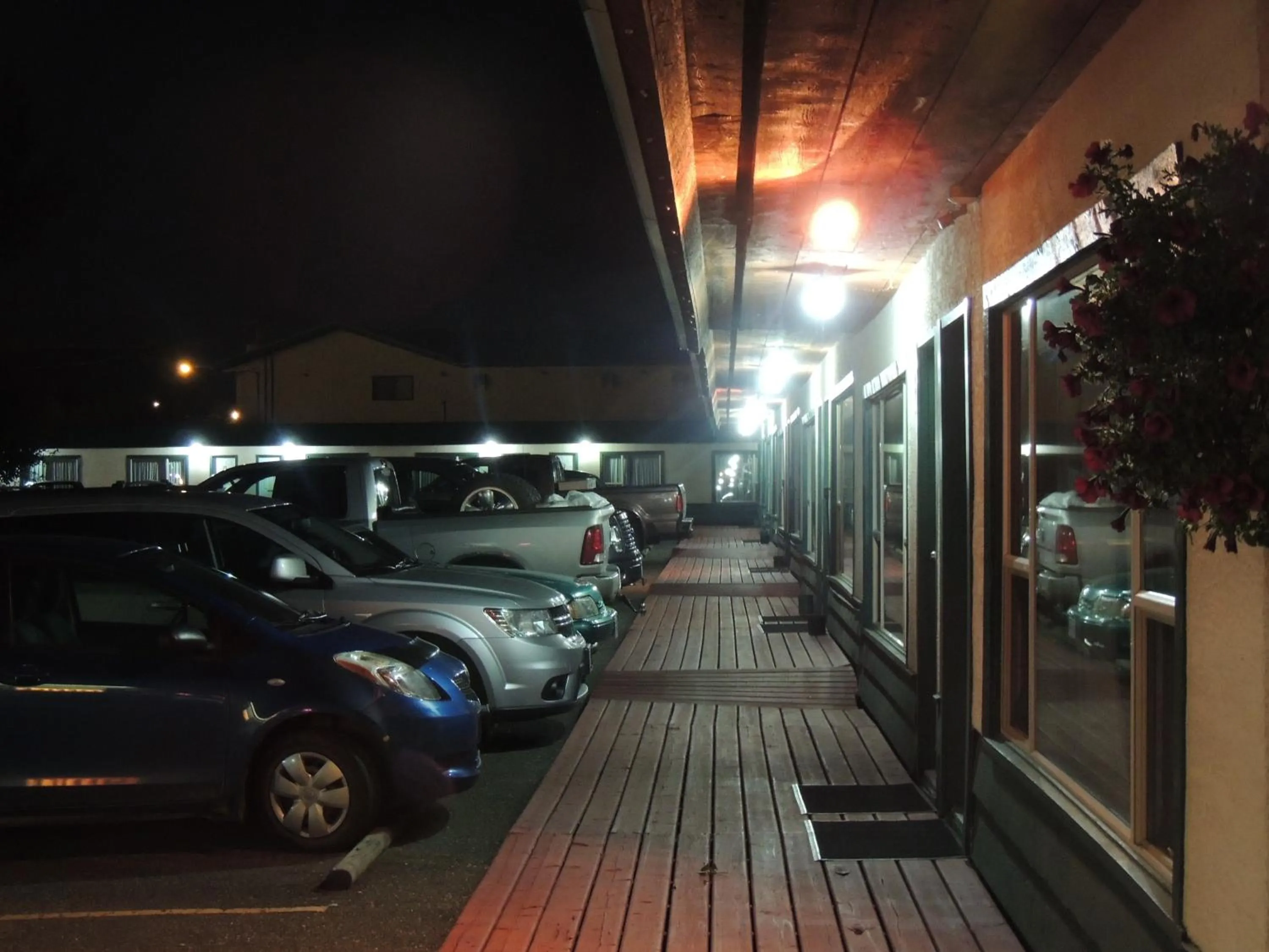 100 Mile Motel & RV Park