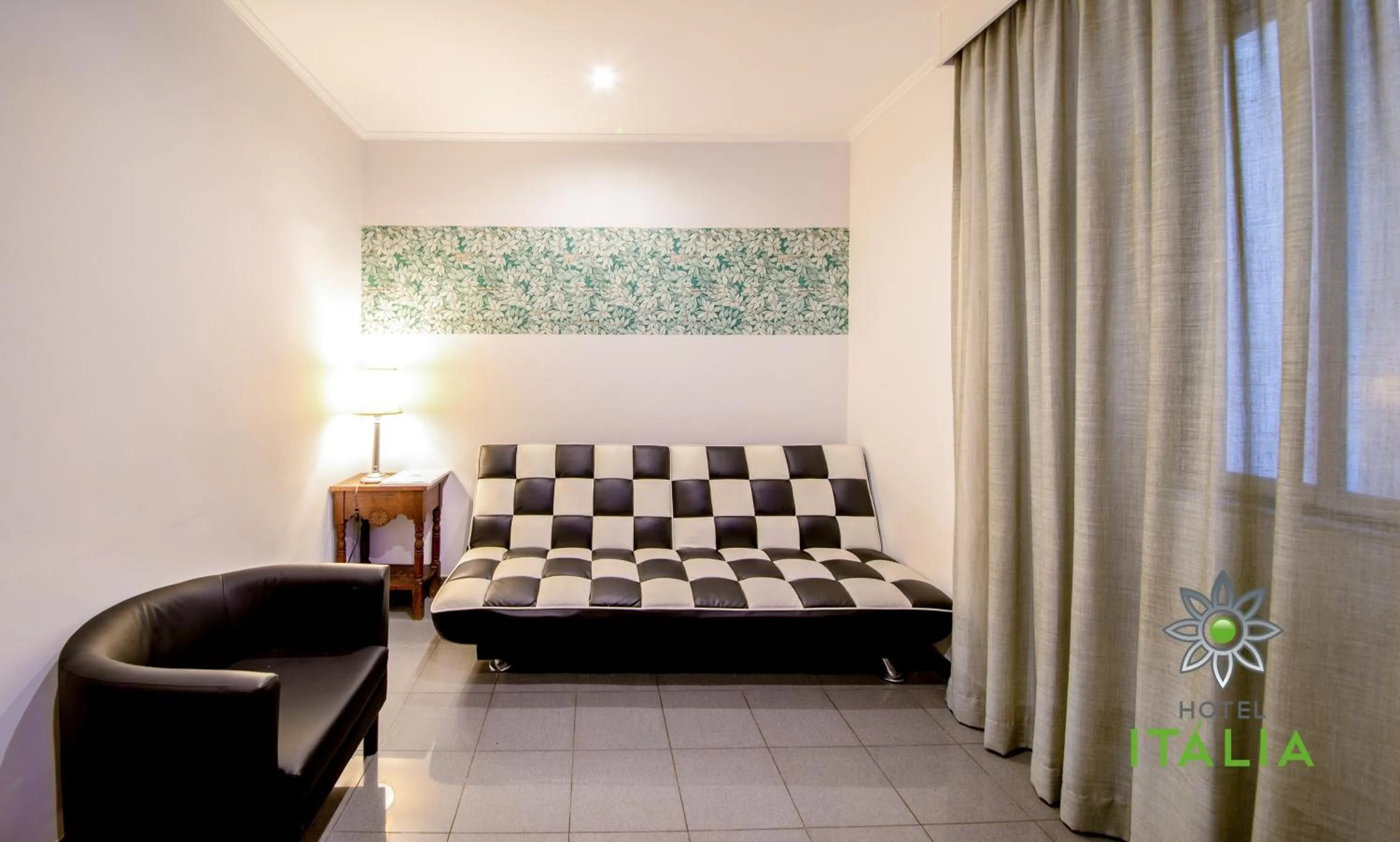 Communal lounge/ TV room, Bed in Hotel Italia