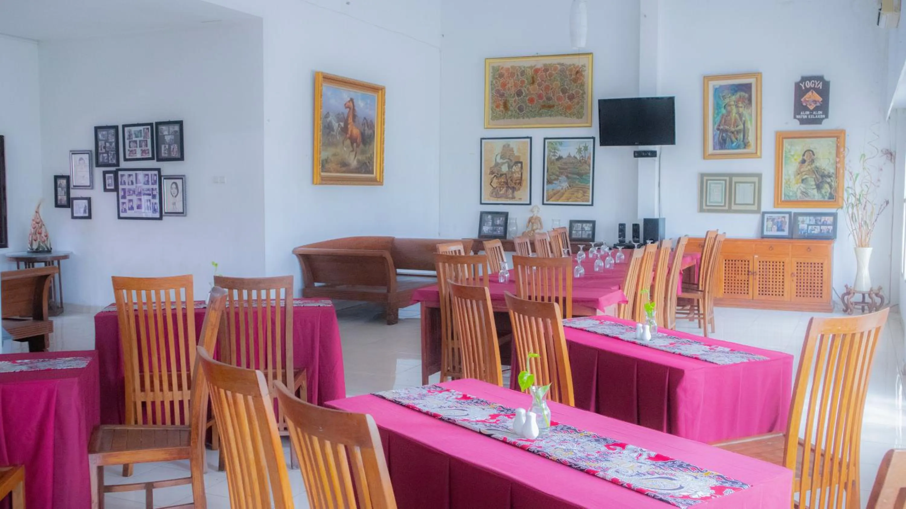 Restaurant/places to eat in Mawar Asri Hotel