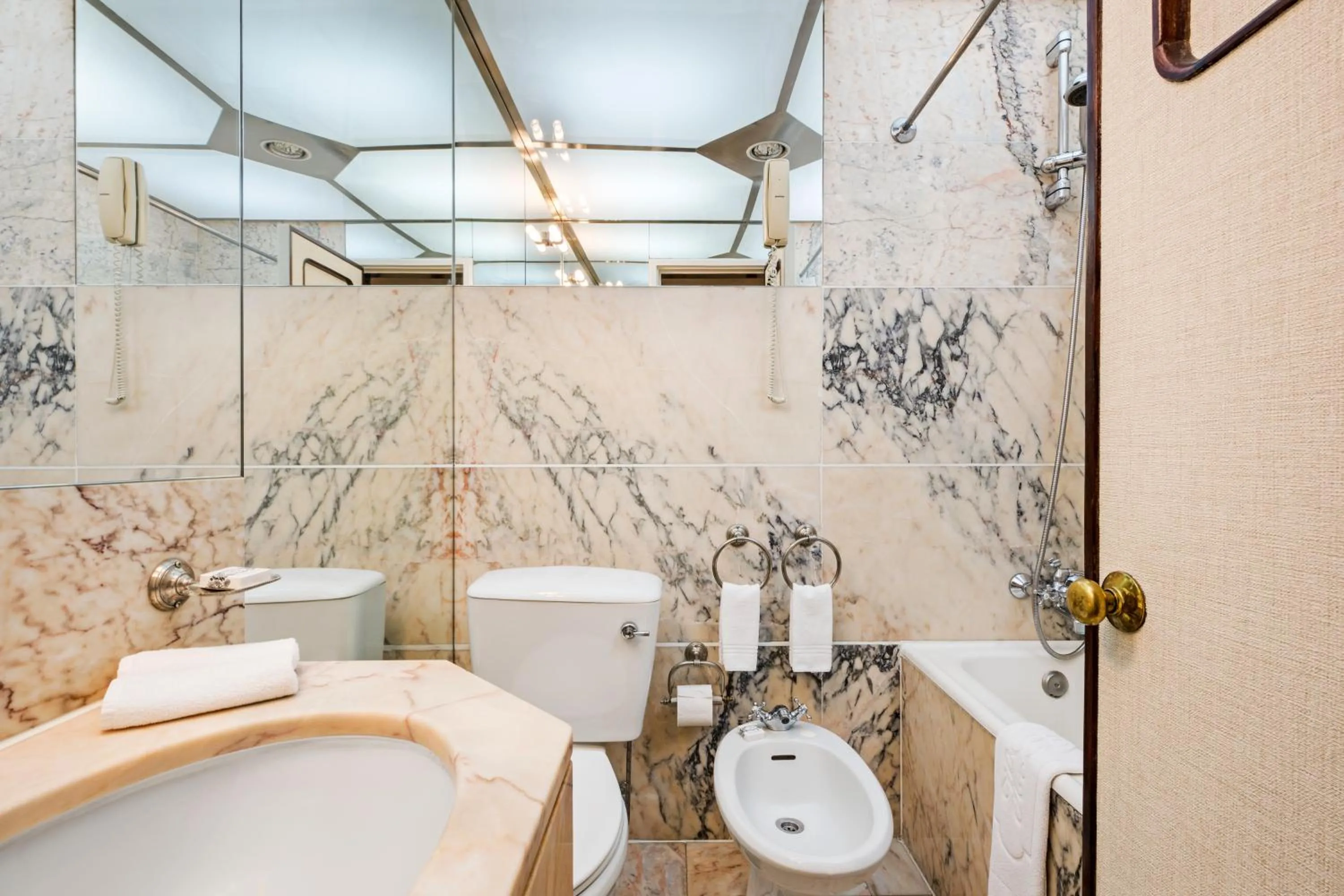 Bathroom in Hotel Lisboa Plaza - Lisbon Heritage Collection - Avenida