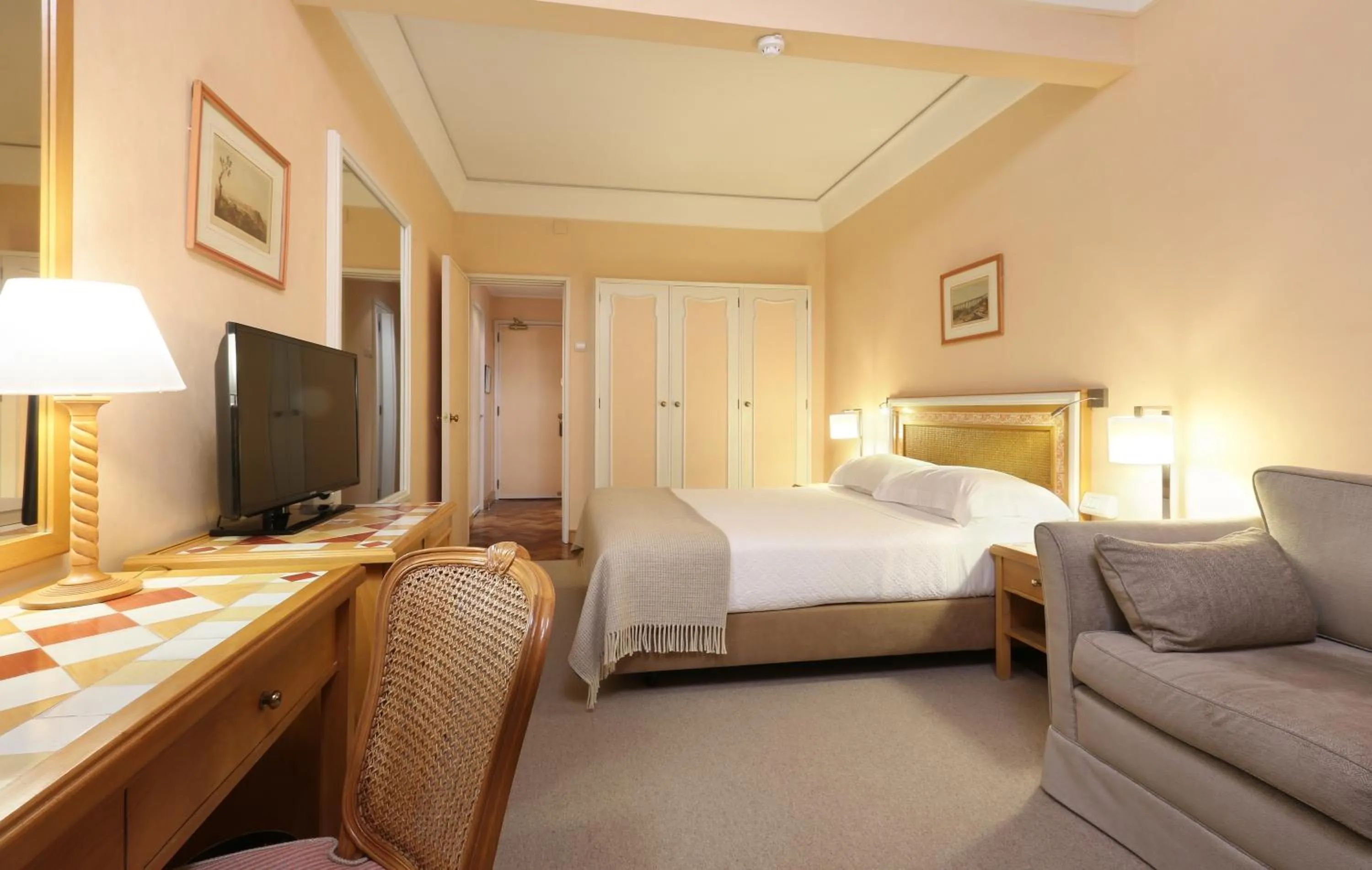 Photo of the whole room, Bed in Hotel Lisboa Plaza - Lisbon Heritage Collection - Avenida