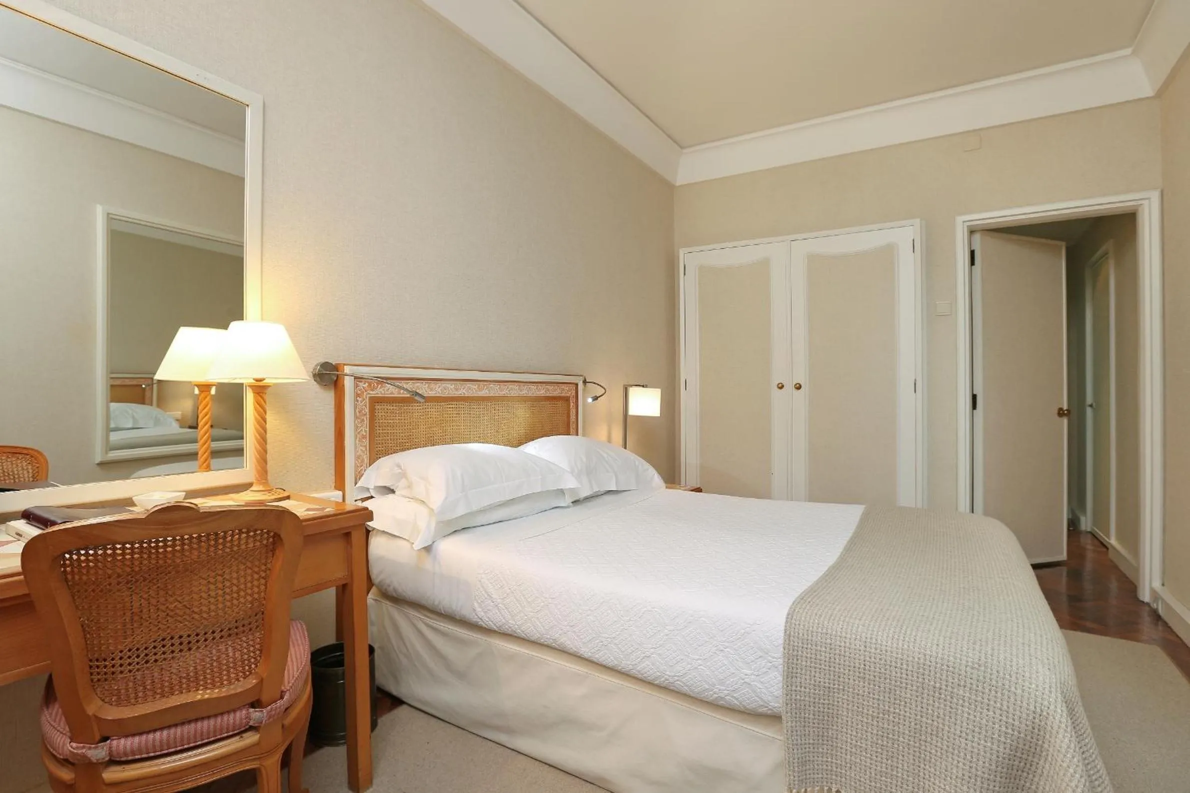 Bedroom, Bed in Hotel Lisboa Plaza - Lisbon Heritage Collection - Avenida