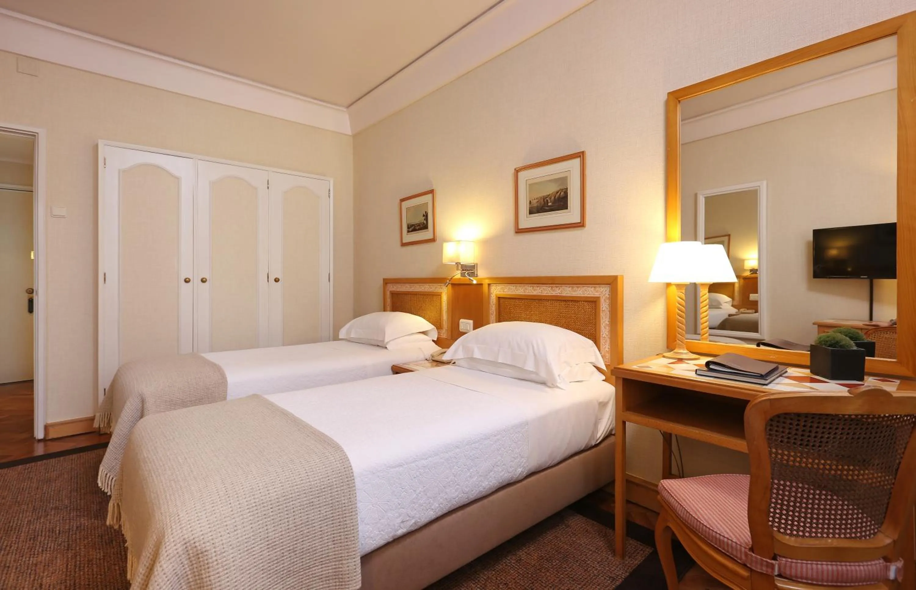 Photo of the whole room, Bed in Hotel Lisboa Plaza - Lisbon Heritage Collection - Avenida