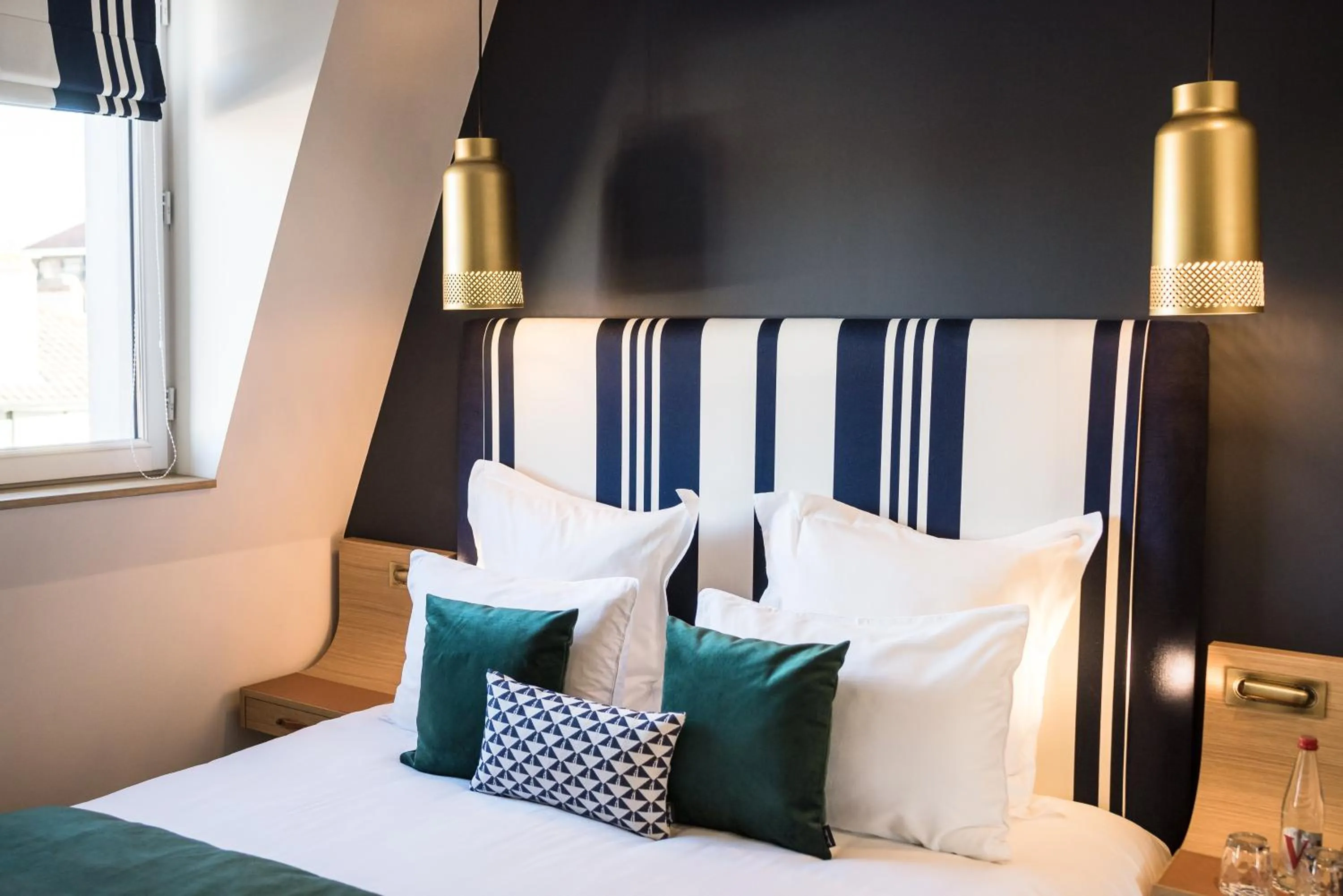 Photo of the whole room, Bed in MADISON Saint Jean de Luz - Handwritten Collection