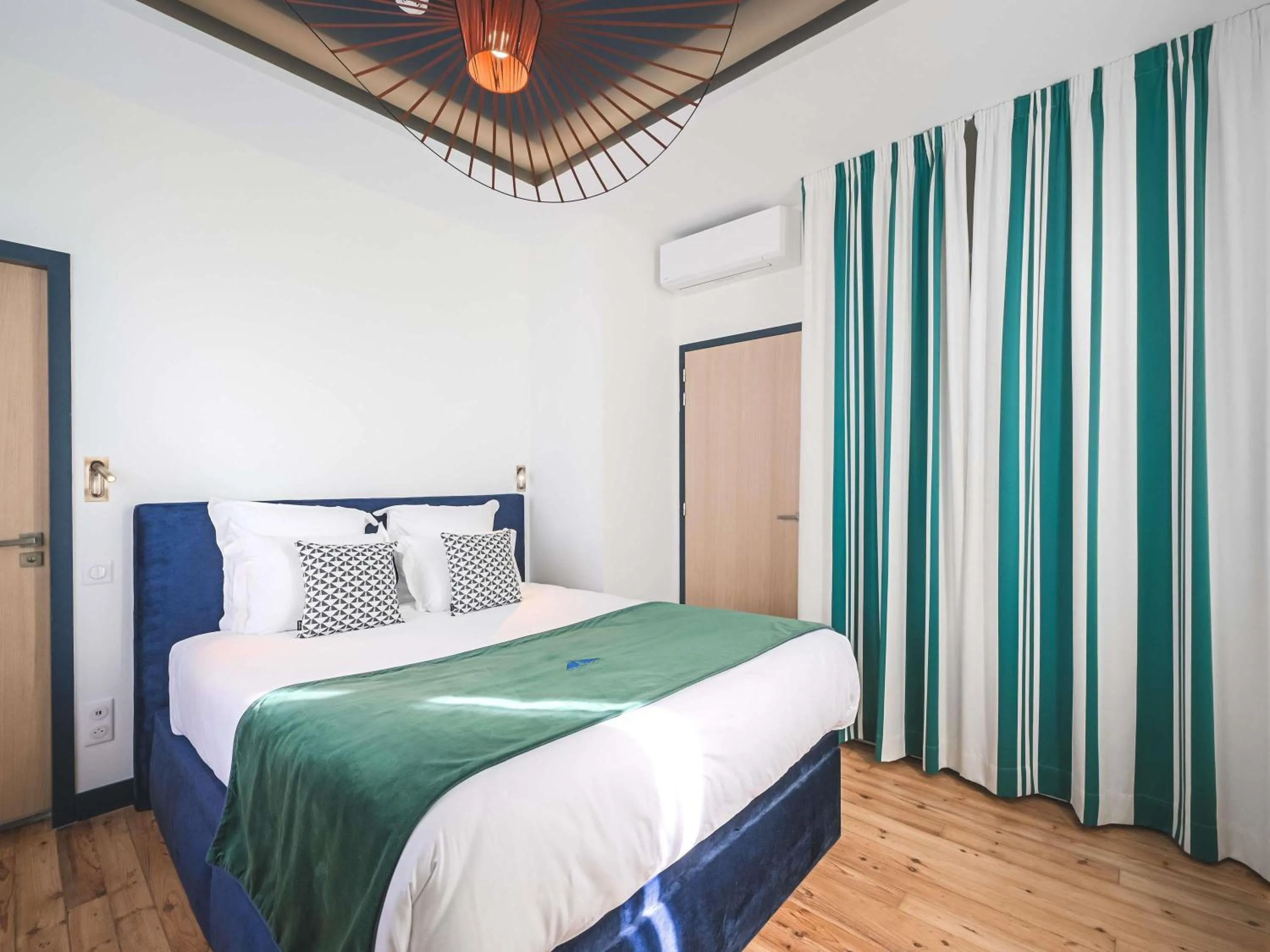 Property building, Bed in MADISON Saint Jean de Luz - Handwritten Collection