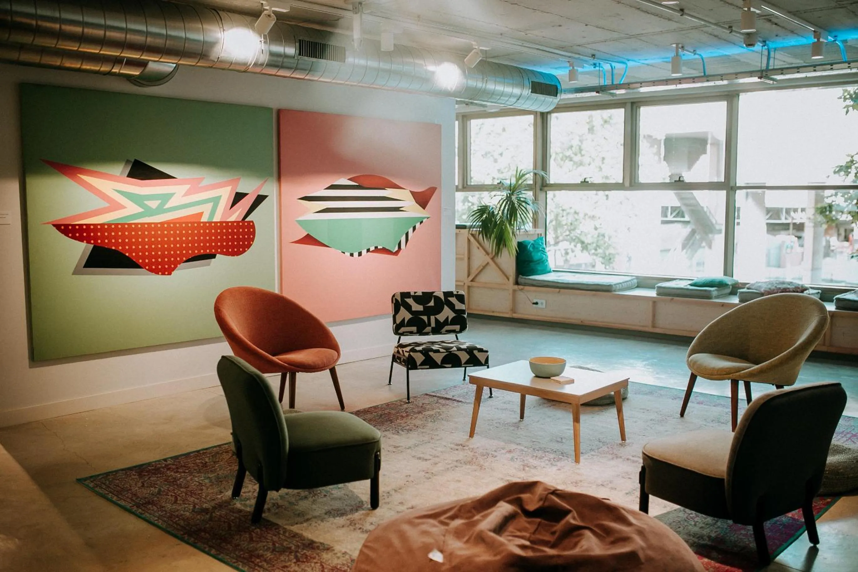 Communal lounge/ TV room in Unite Hostel Barcelona