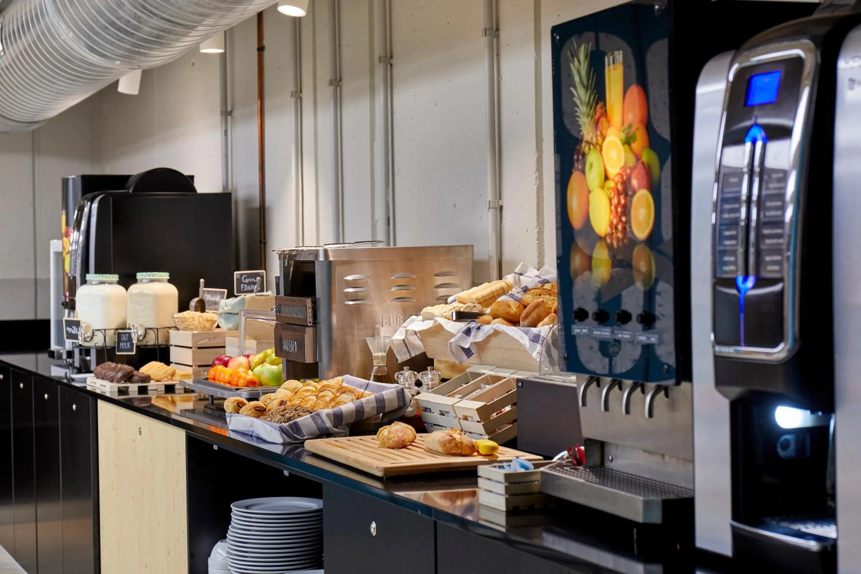 Food and drinks in Unite Hostel Barcelona