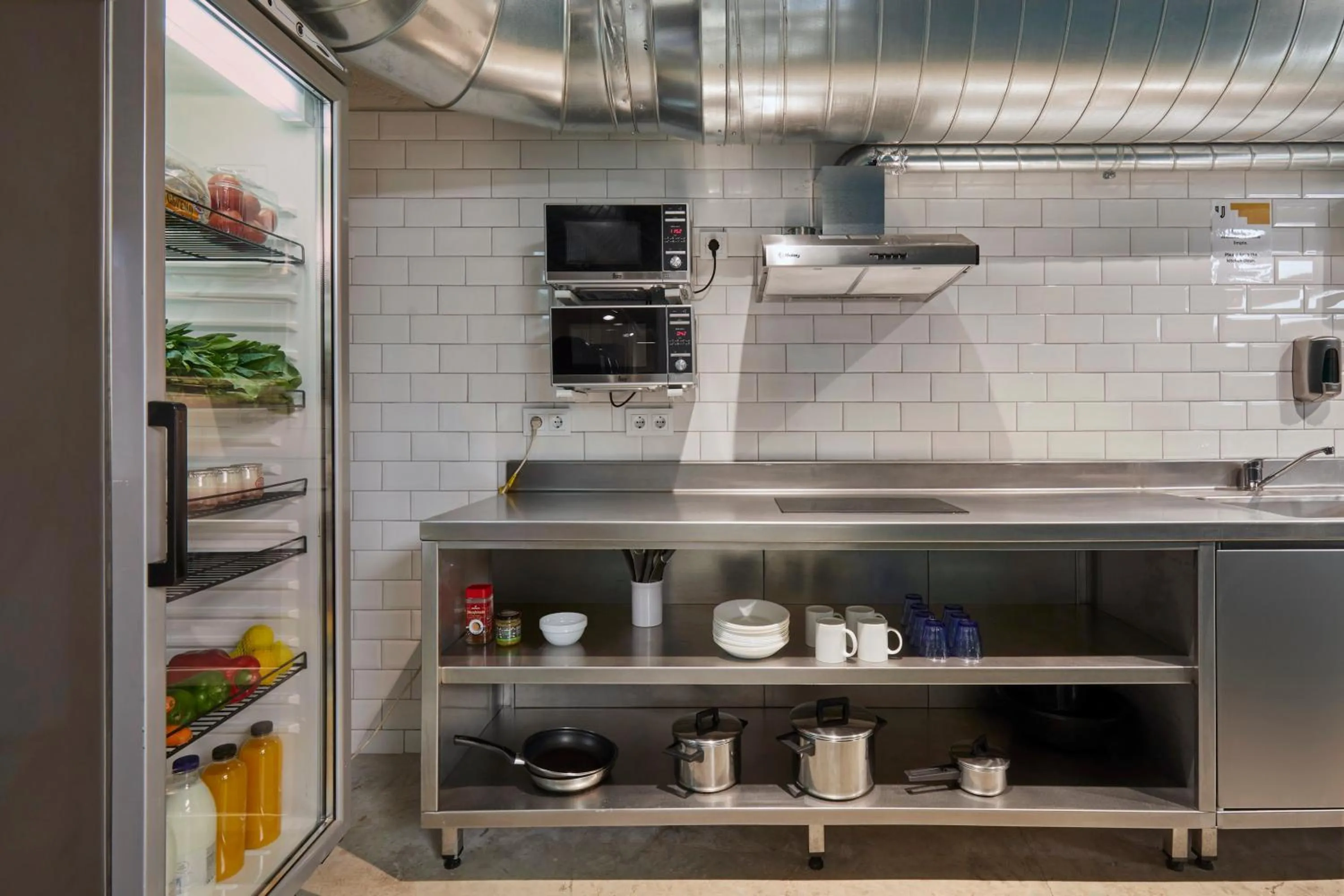 Kitchen or kitchenette in Unite Hostel Barcelona