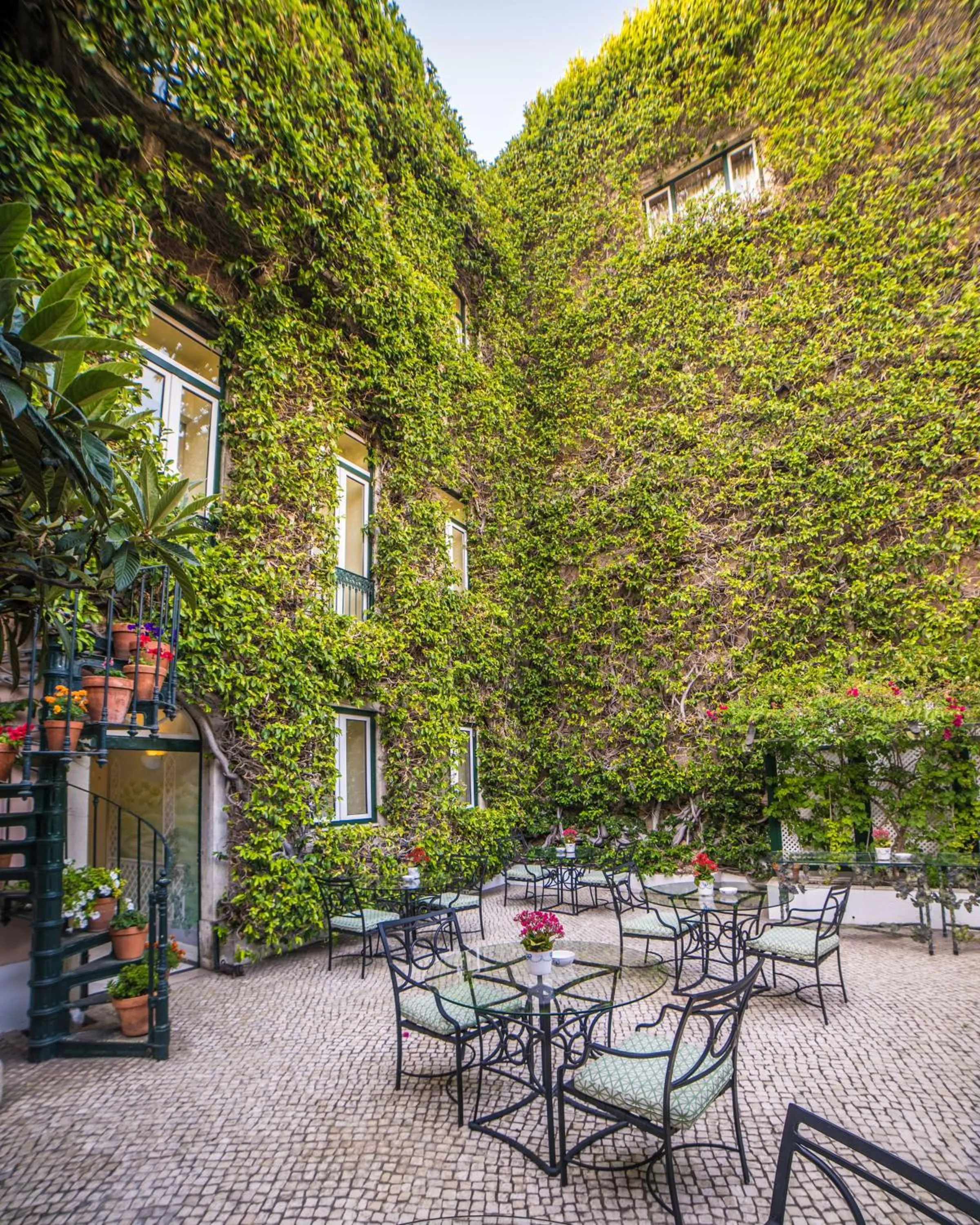 Property building in As Janelas Verdes Inn - Lisbon Heritage Collection - Riverside