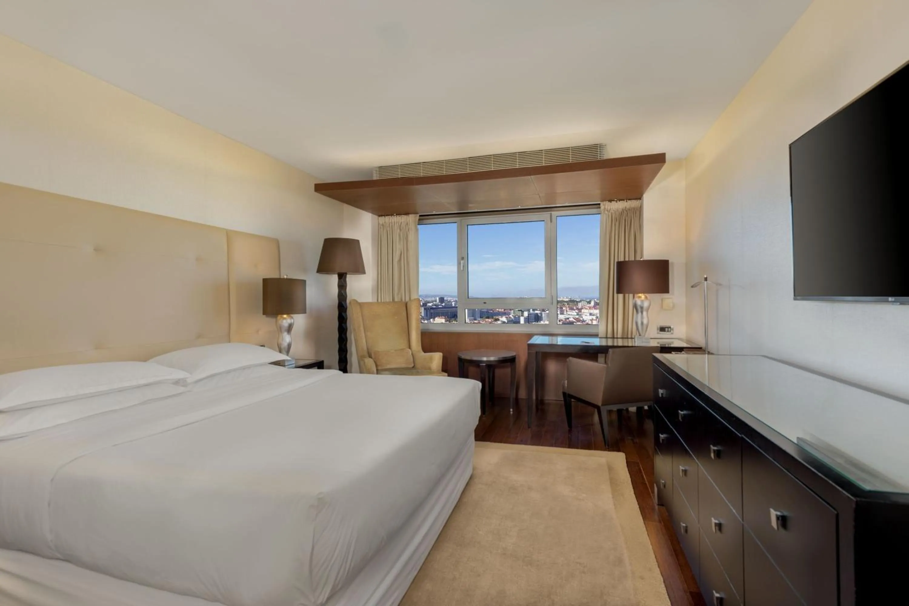 Photo of the whole room, Bed in Sheraton Lisboa Hotel & Spa