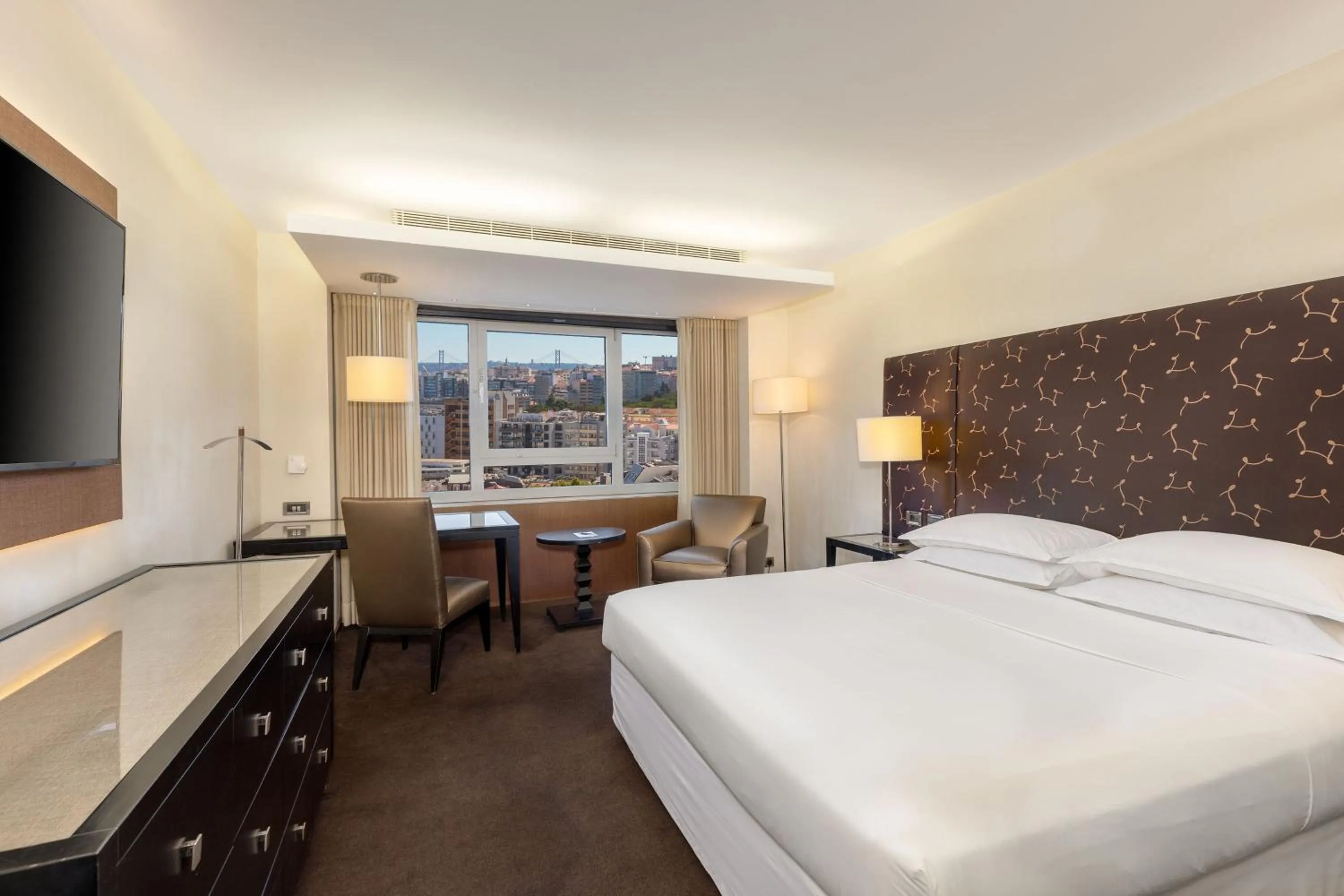 Photo of the whole room, Bed in Sheraton Lisboa Hotel & Spa