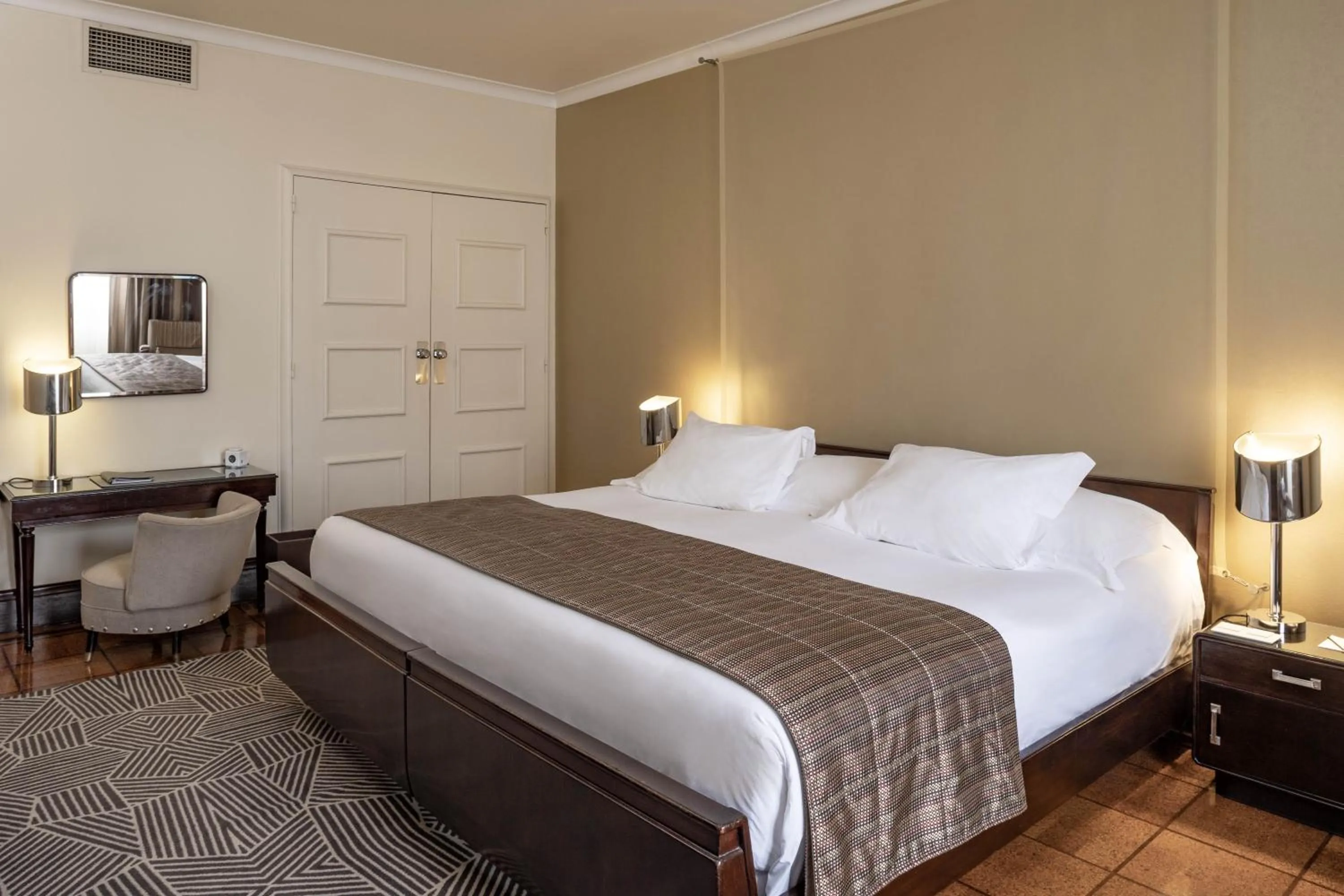 Bedroom, Bed in Hotel Britania Art Deco - Lisbon Heritage Collection - Avenida