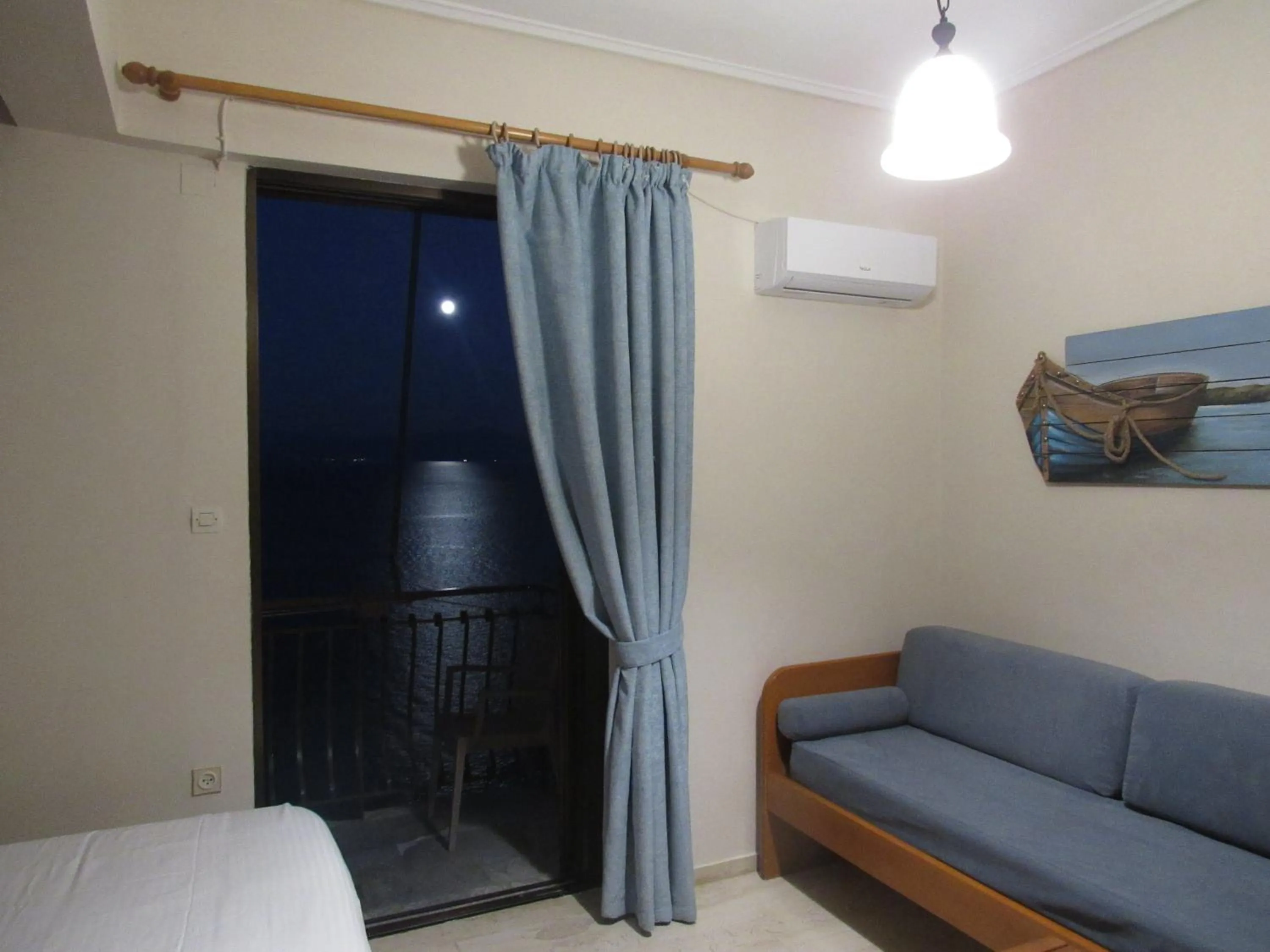 Photo of the whole room, Bed in Kallisto studios