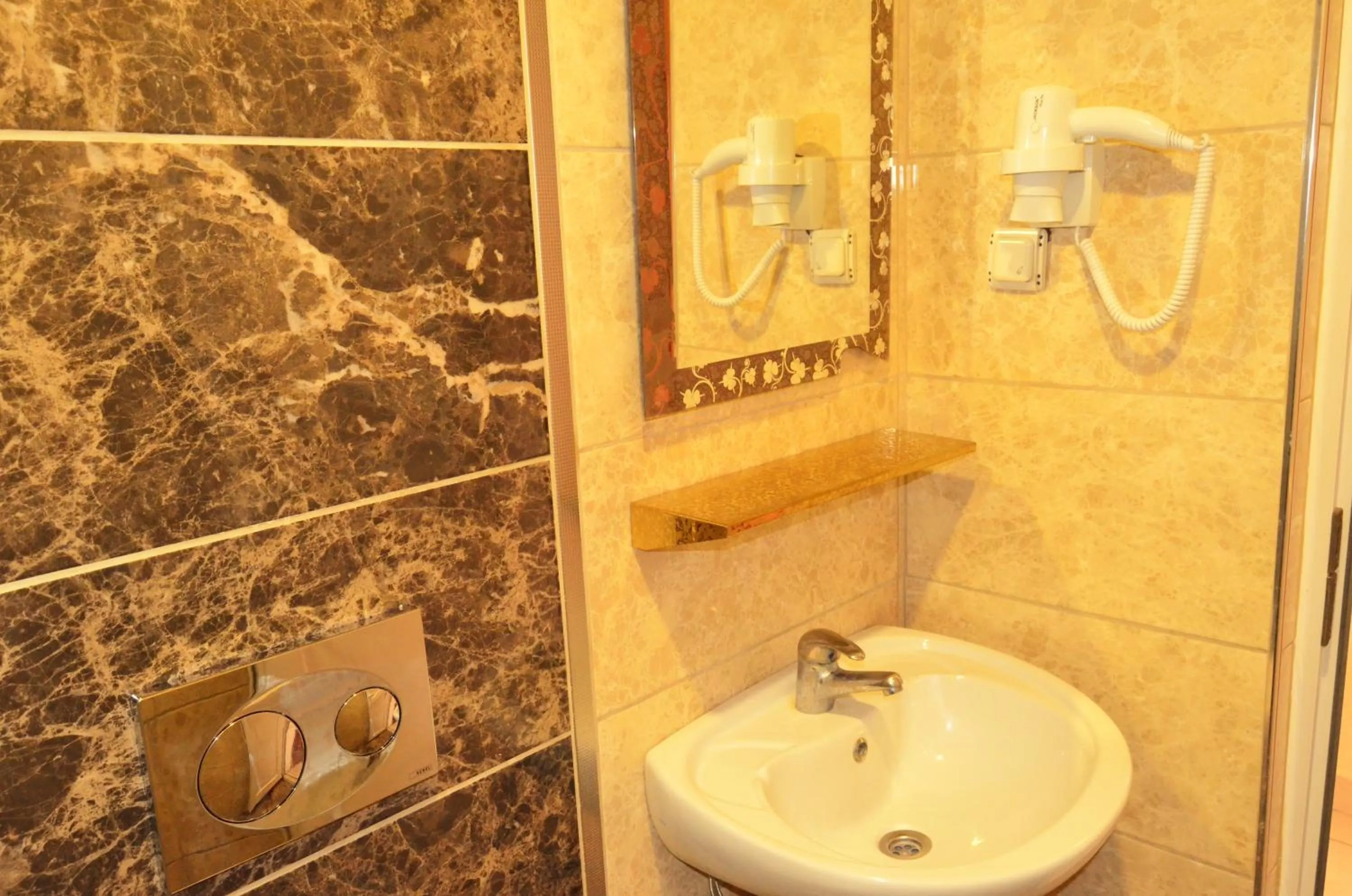 Shower in Hotel Yonca