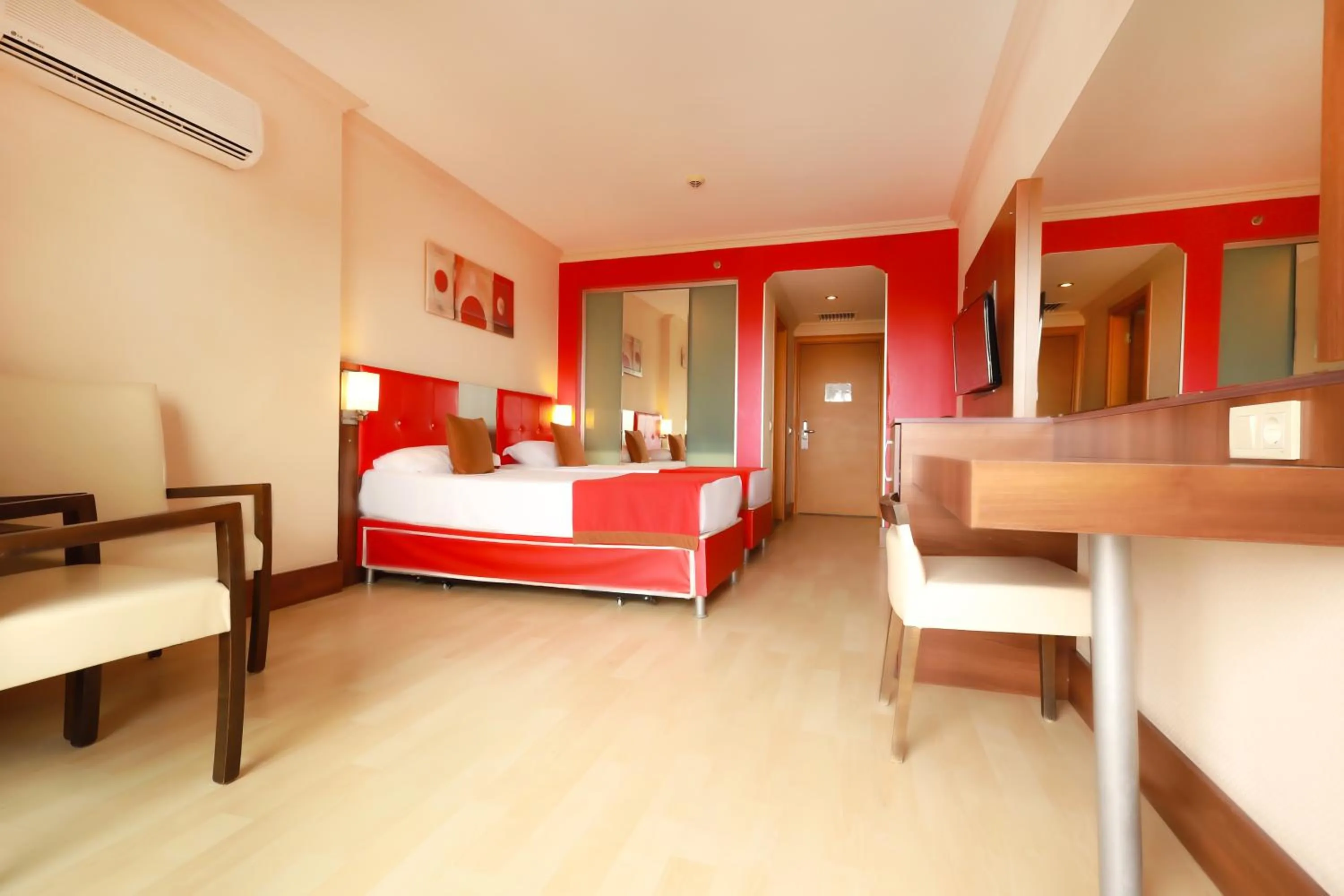 Photo of the whole room, Bed in Side Kum Hotel