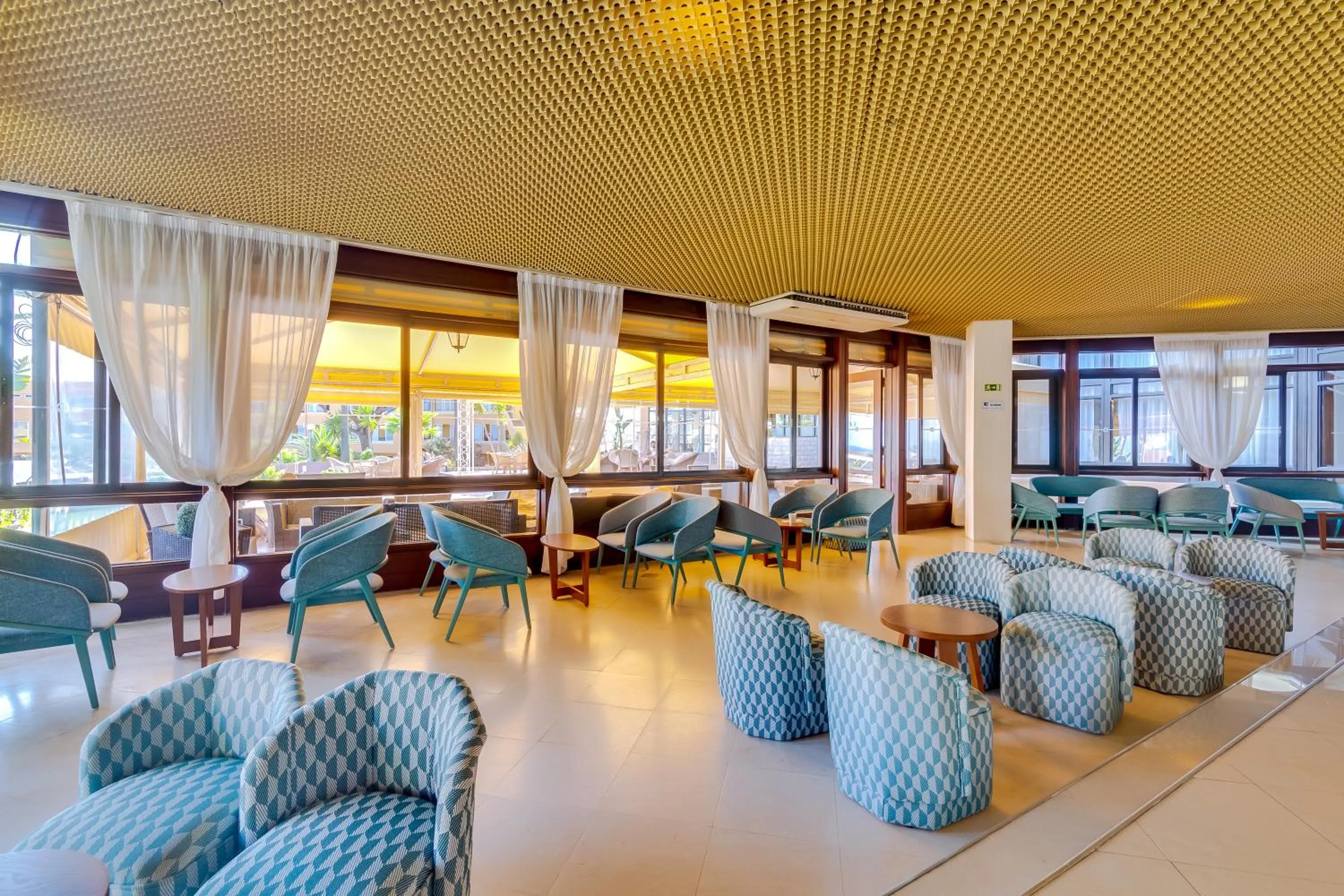 Lounge or bar in Auramar Beach Resort