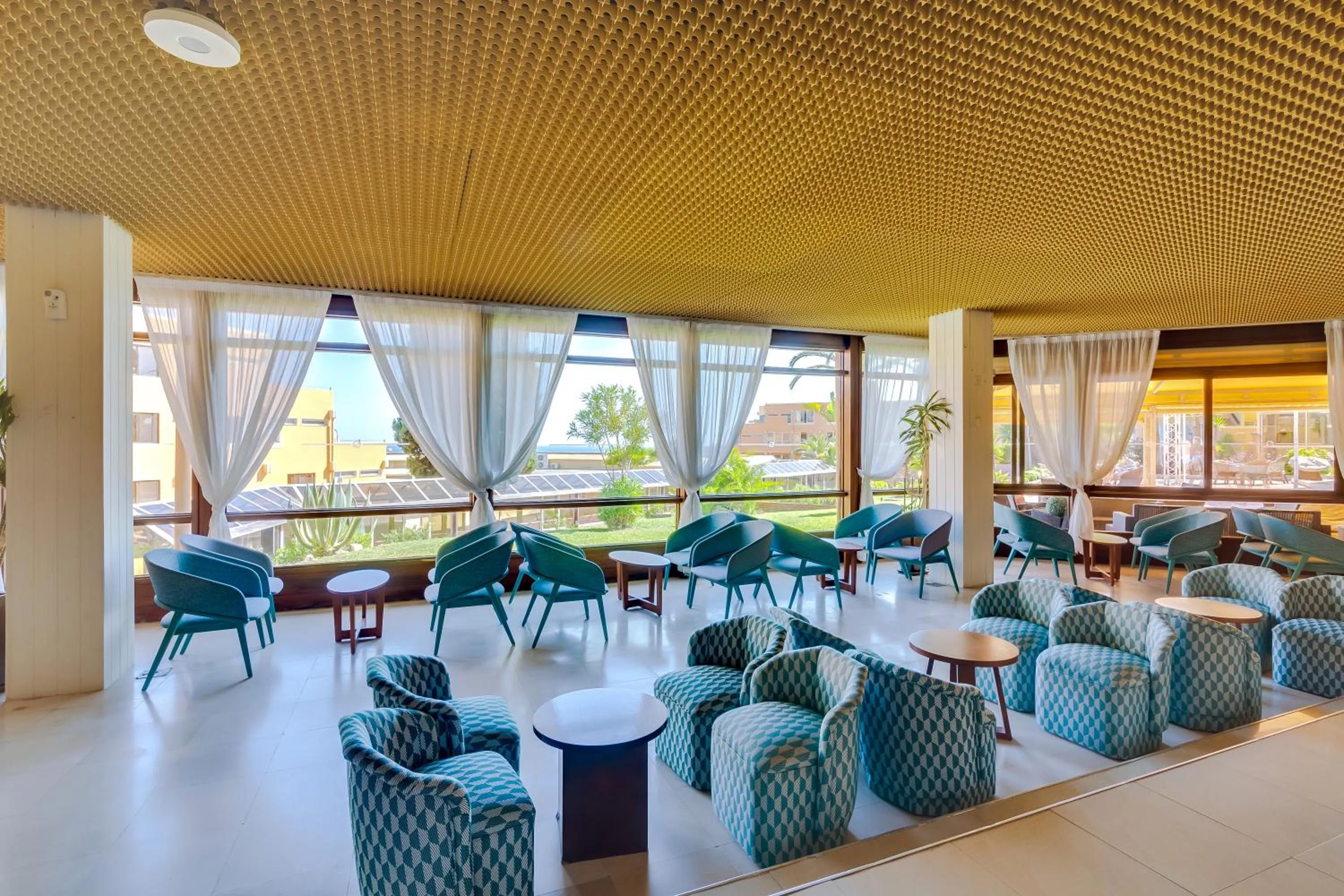 Lounge or bar in Auramar Beach Resort