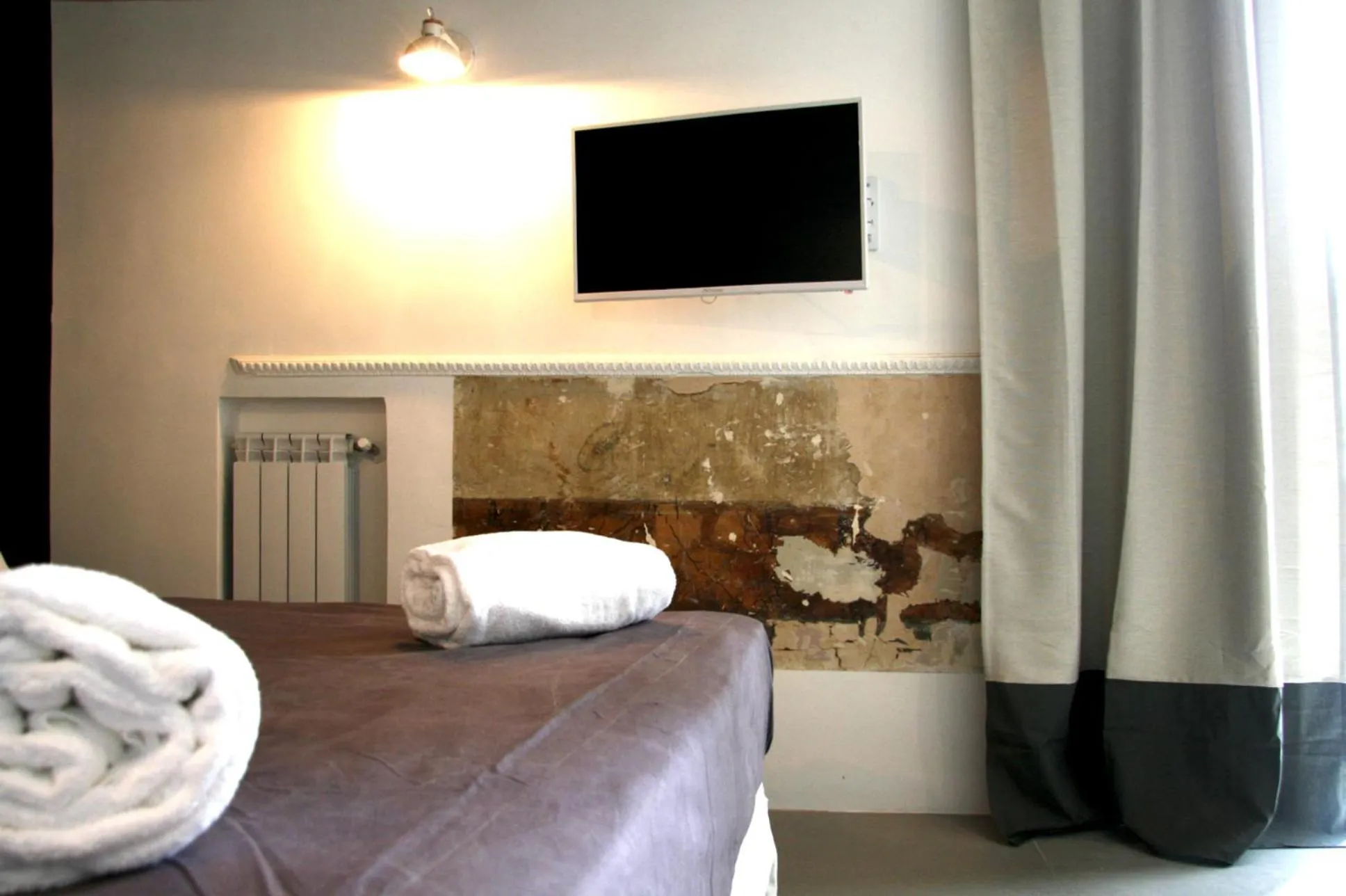 Photo of the whole room, Bed in The Station Napoli
