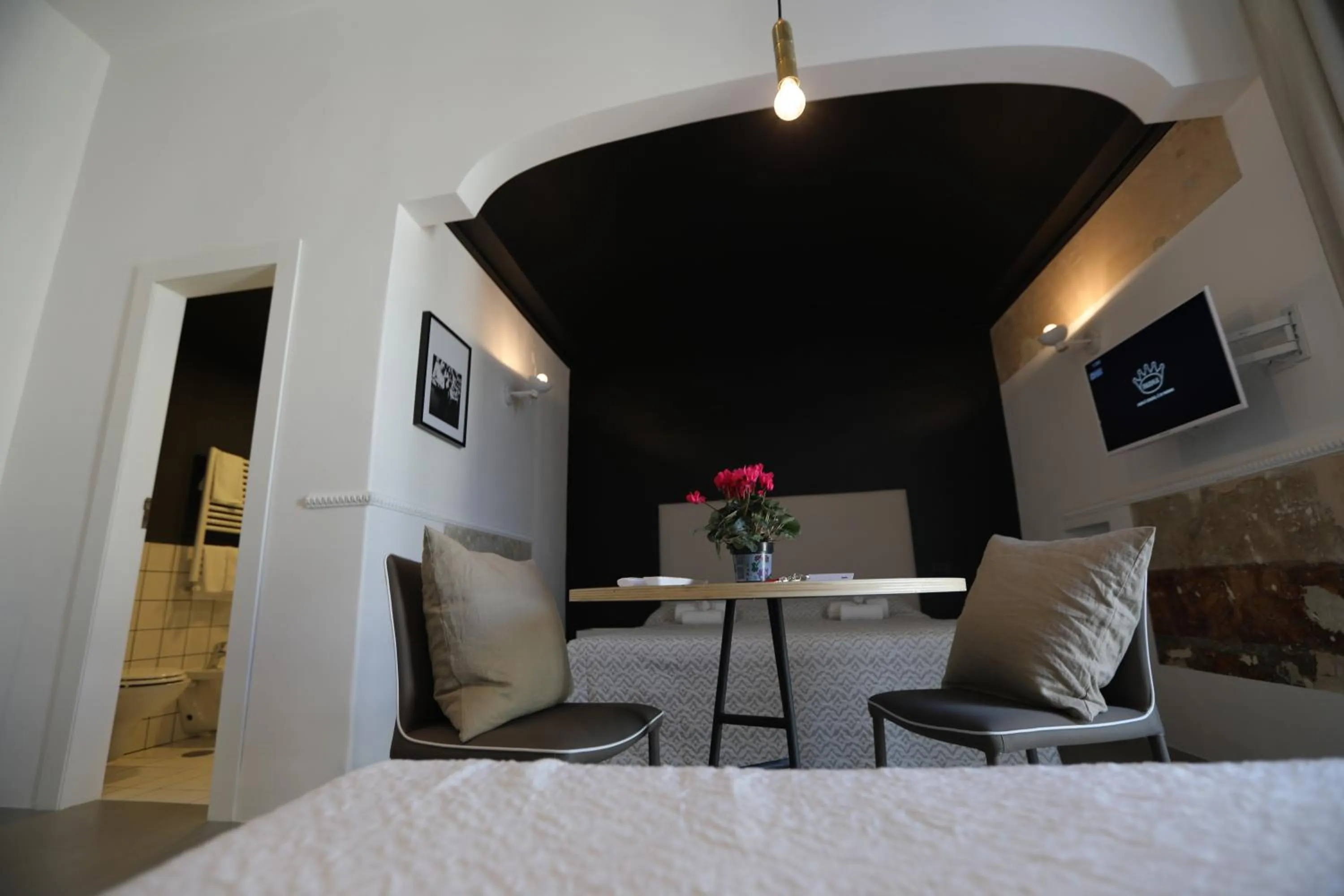 Seating area, Bed in The Station Napoli