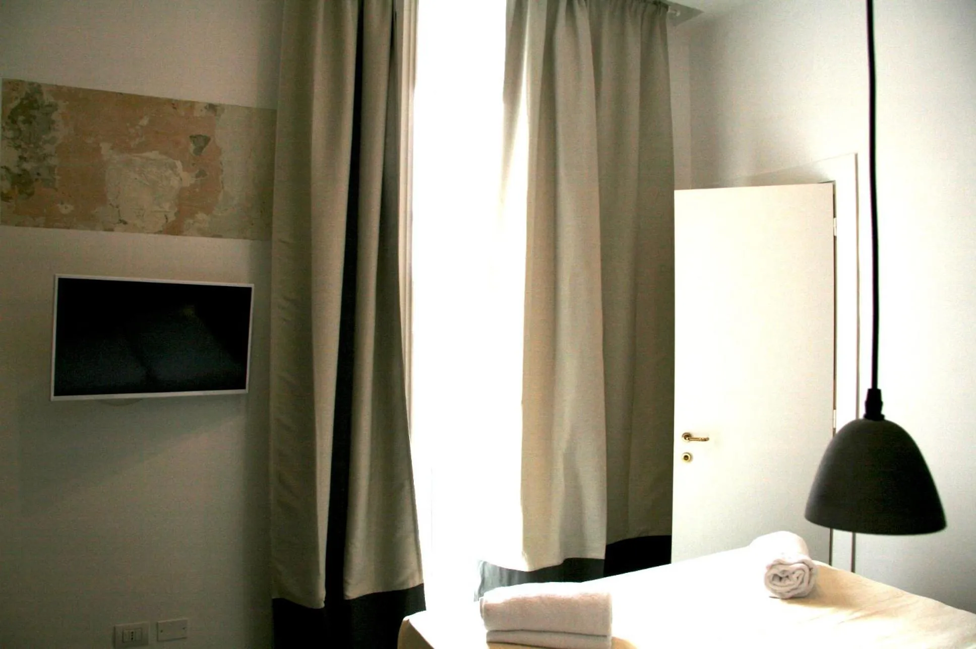 Photo of the whole room, Bed in The Station Napoli